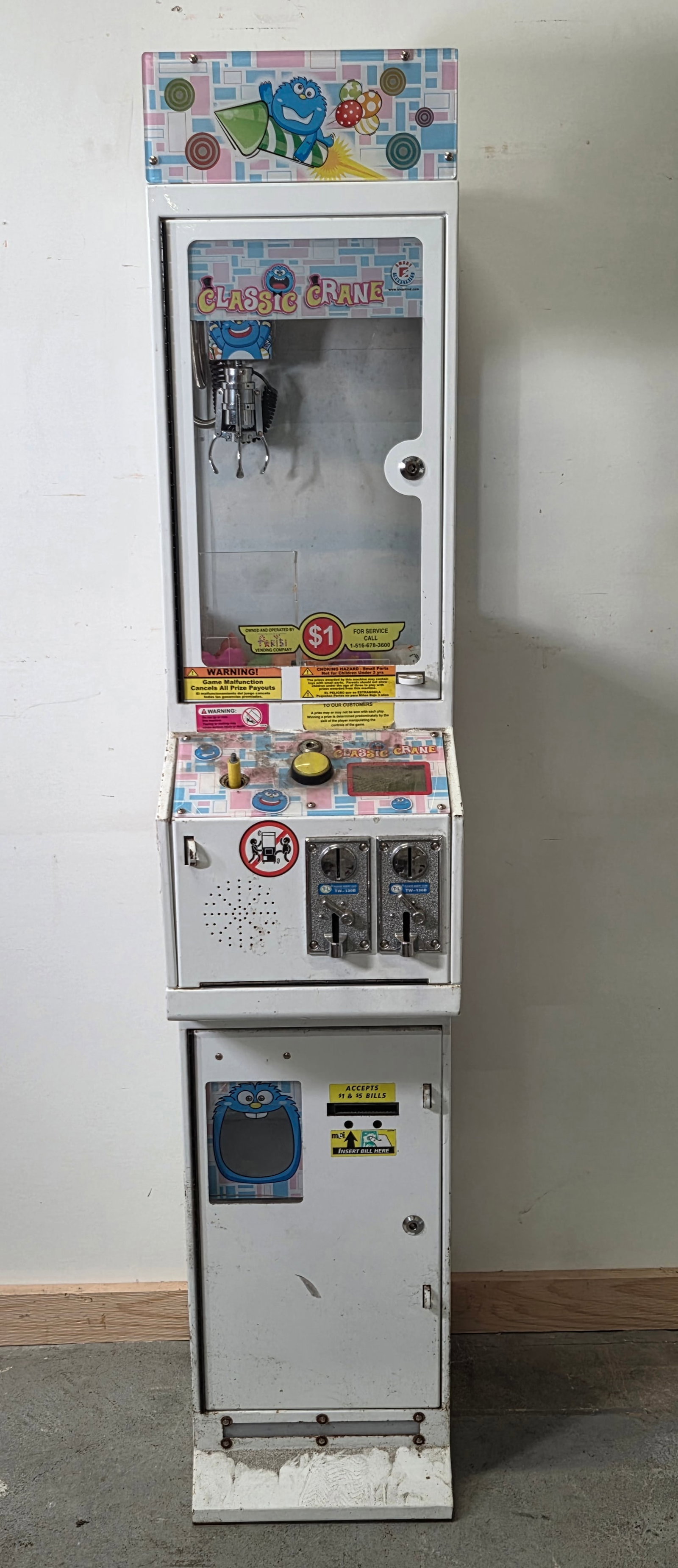 LARGE $1 CLASSIC CRANE GAME VENDING MACHINE: REMAINS IN FAIR TO GOOD USED CONDITION, SHOWING WEAR THROUGHOUT. NEEDS CLEANED AND SERVICED. CURRENTLY NOT WORKING. **PLEASE NOTE** THIS ITEM IS NOT AVAILABLE FOR SHIPPING. LOCAL PICKUP ONLY PLEASE.
