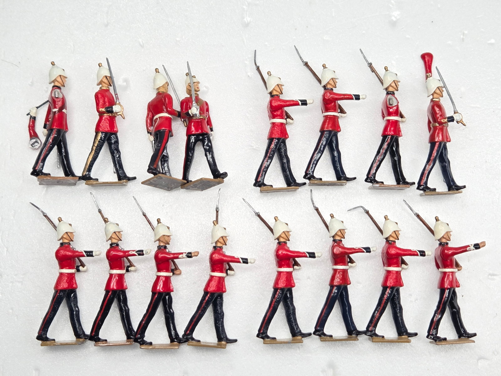 SET OF 16 HIRIART GUARD W/ RIFLES MARCHING: ALL REMAIN IN GOOD CONDITION, SHOWING SOME TYPICAL WEAR.
