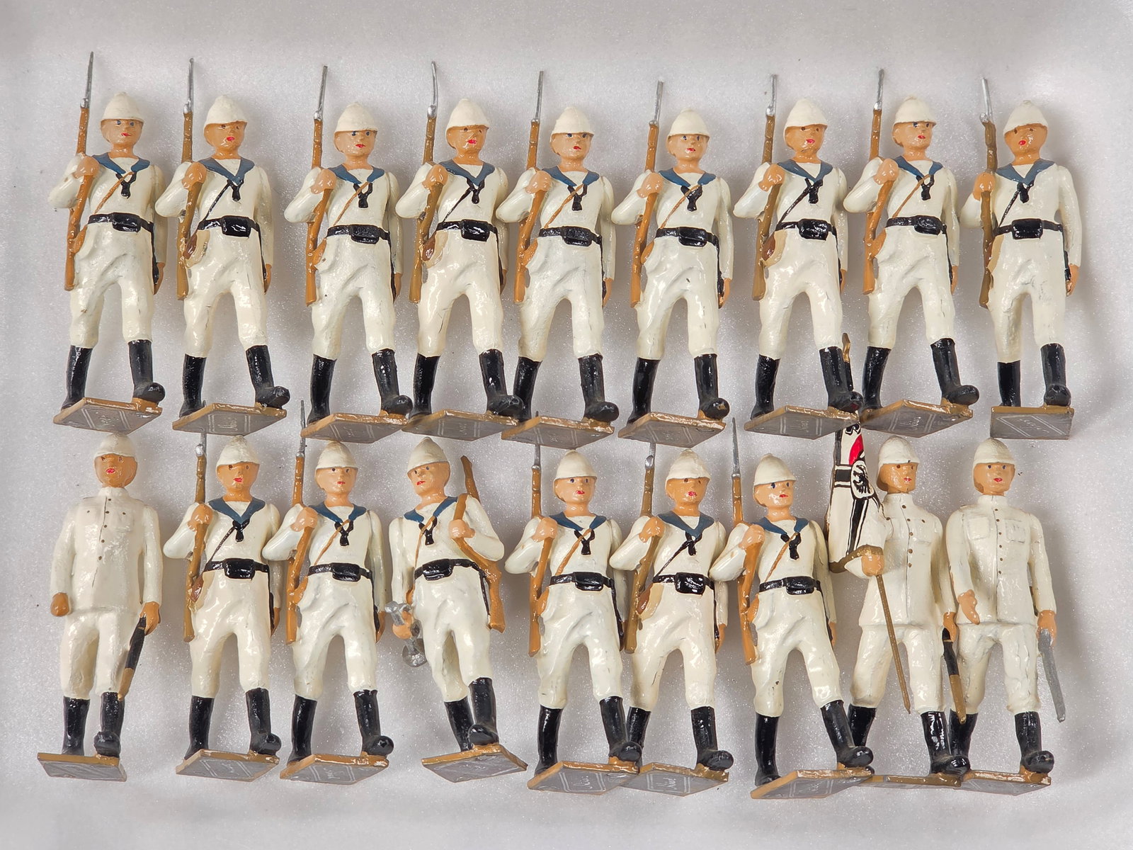 18) HIRIART WHITE JACKET SOLDIERS: ALL REMAIN IN GOOD CONDITION, SHOWING SOME TYPICAL WEAR.