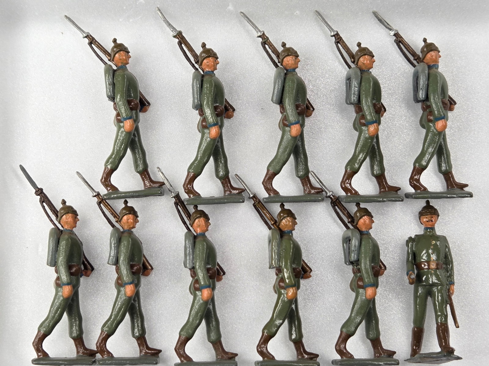 11) UNMARKED HAND PAINTED LEAD SOLDIERS: ALL REMAIN IN GOOD CONDITION, SHOWING SOME TYPICAL WEAR.