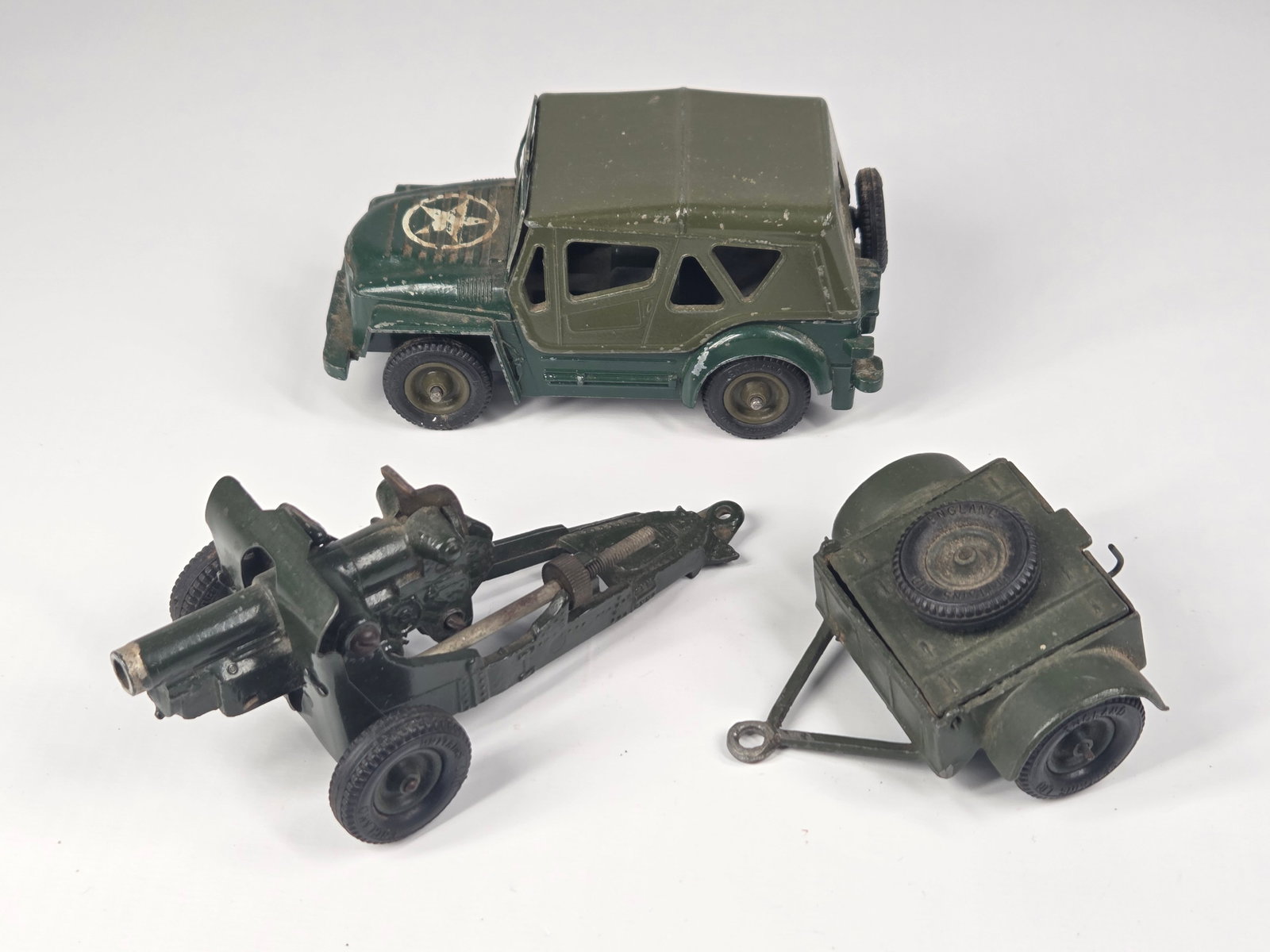 VINTAGE BRITAINS LTD MILITARY JEEP, CANNON, AMMO TRAILER (1 of 9)