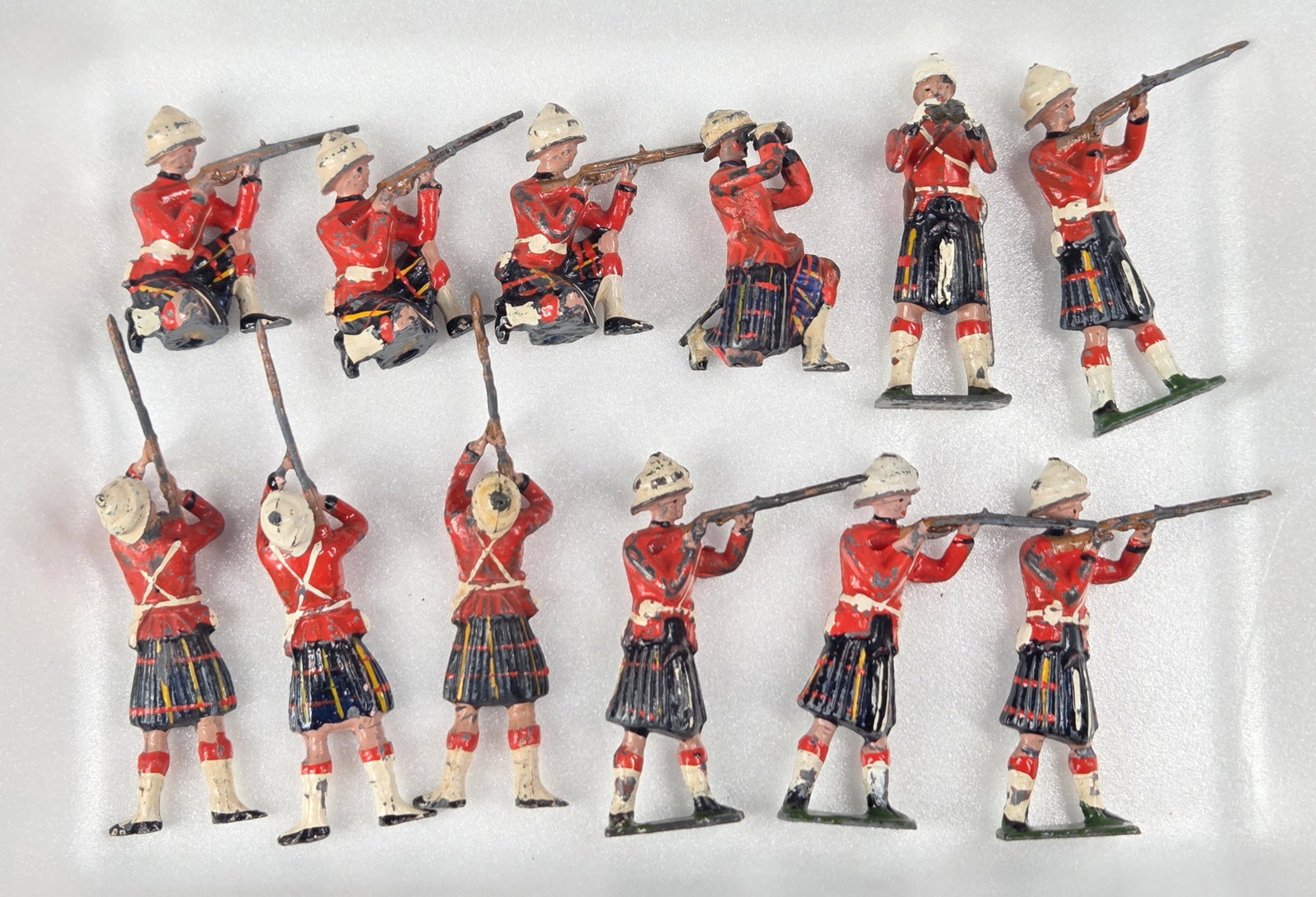 12) BRITAIN HIGHLANDERS IN ACTION: ALL REMAIN IN FAIR TO GOOD CONDITION, SHOWING SOME PAINT WEAR AND SOME LOOSE ARMS.