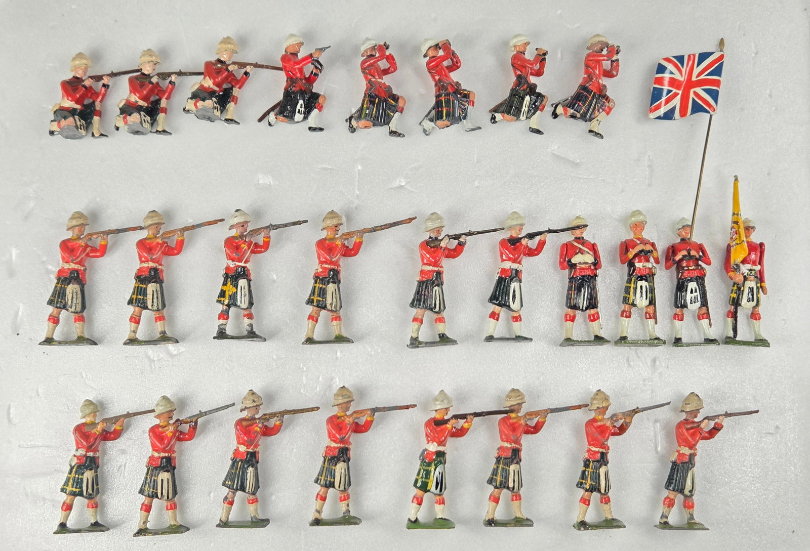 26) BRITAIN HIGHLANDERS: ALL REMAIN IN FAIR TO GOOD CONDITION, SHOWING SOME PAINT WEAR AND SOME LOOSE ARMS.