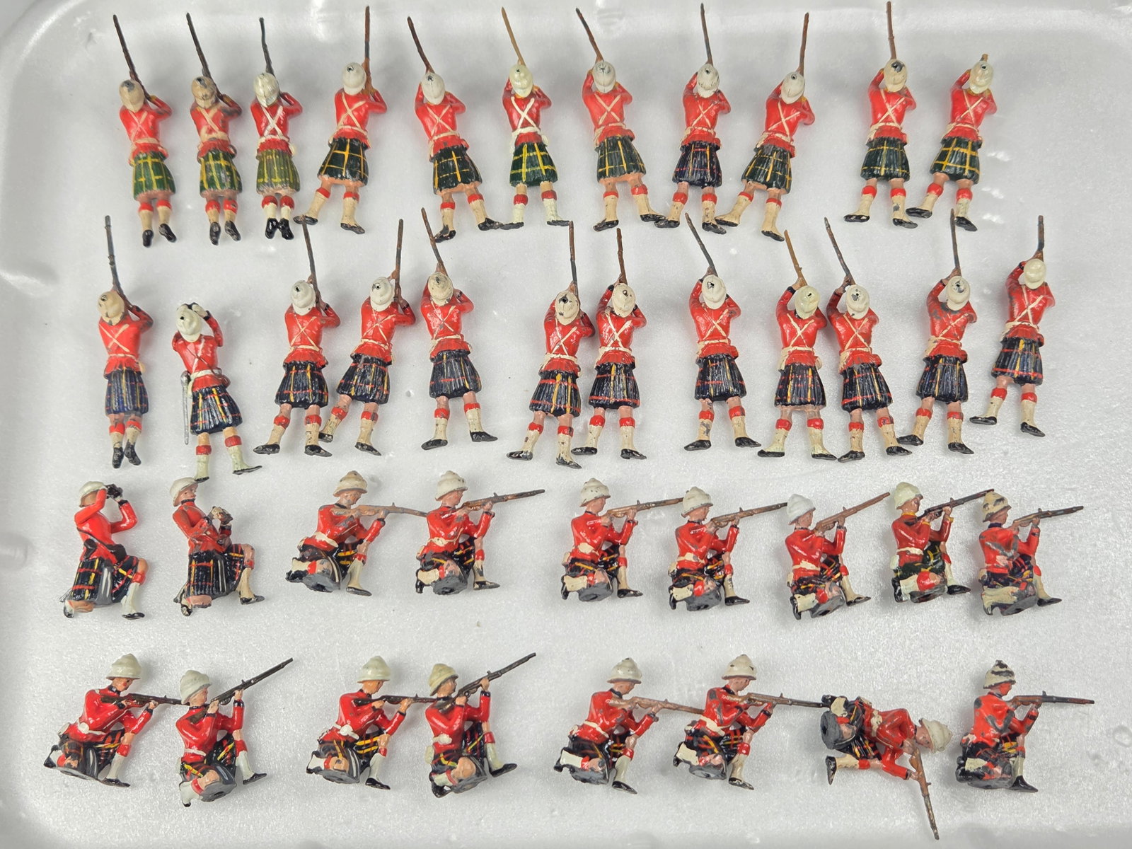 42) BRITAIN HIGHLANDERS: ALL REMAIN IN FAIR TO GOOD CONDITION, SHOWING SOME PAINT WEAR AND SOME LOOSE ARMS.