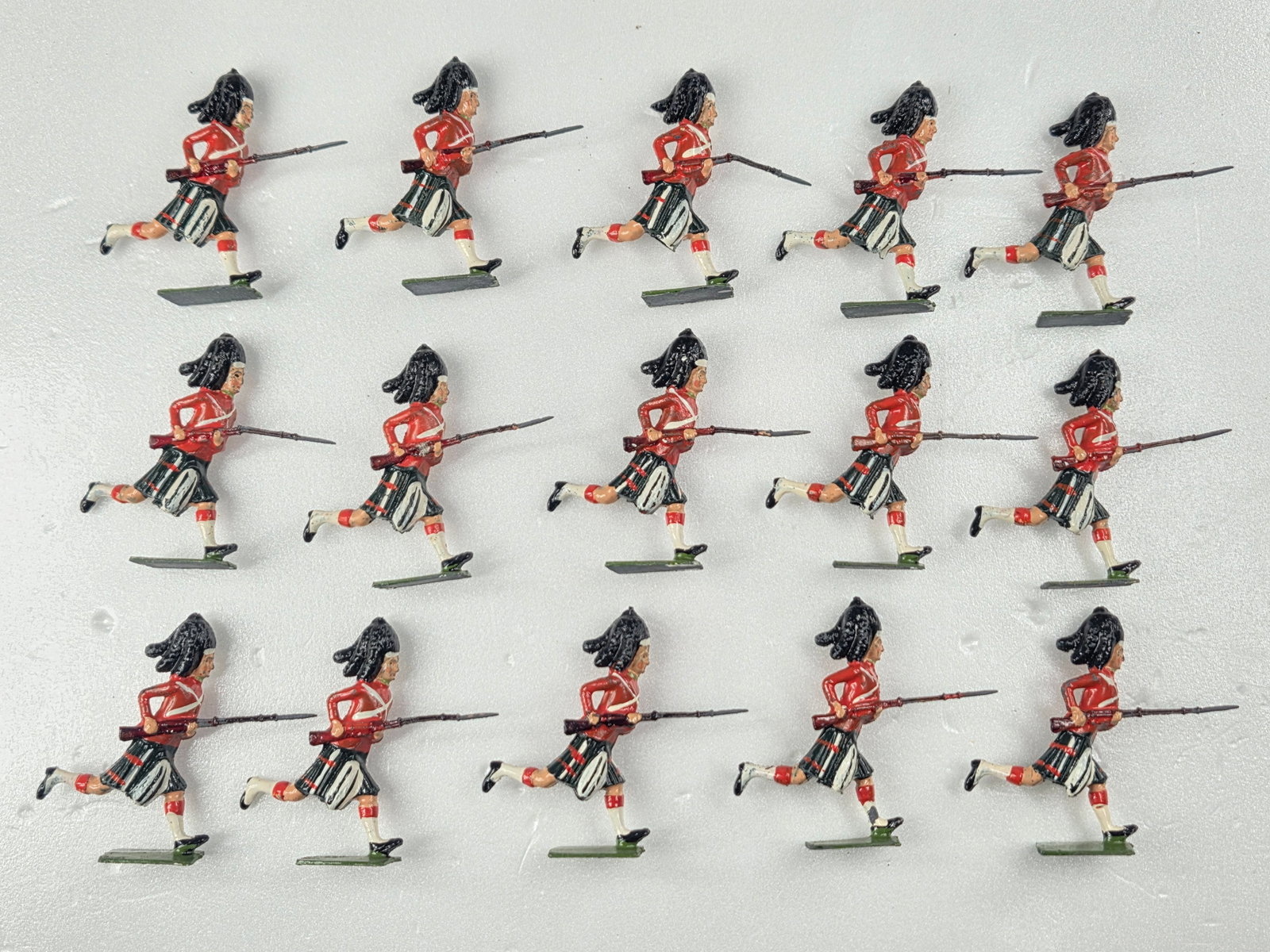 15) BRITAIN HIGHLANDERS: ALL REMAIN IN FAIR TO GOOD CONDITION, SHOWING SOME PAINT WEAR AND SOME LOOSE ARMS.