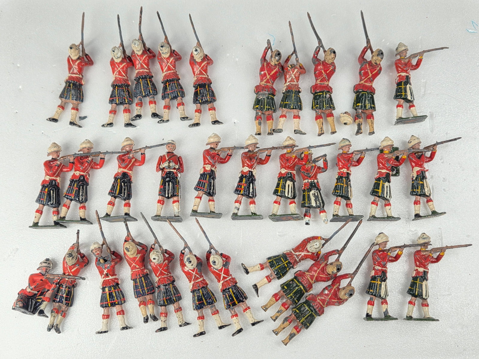32) BRITAIN HIGHLANDERS: ALL REMAIN IN FAIR TO GOOD CONDITION, SHOWING SOME PAINT WEAR AND SOME LOOSE ARMS.