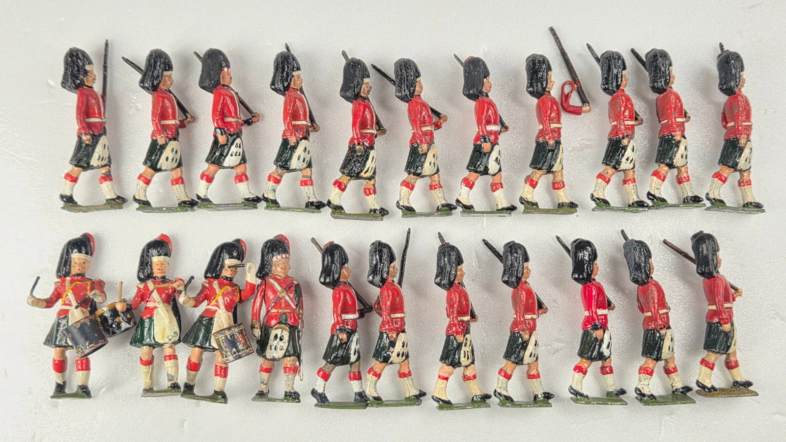 22) BRITAIN HIGHLANDERS: ALL REMAIN IN FAIR TO GOOD CONDITION, SHOWING SOME PAINT WEAR AND SOME LOOSE ARMS.