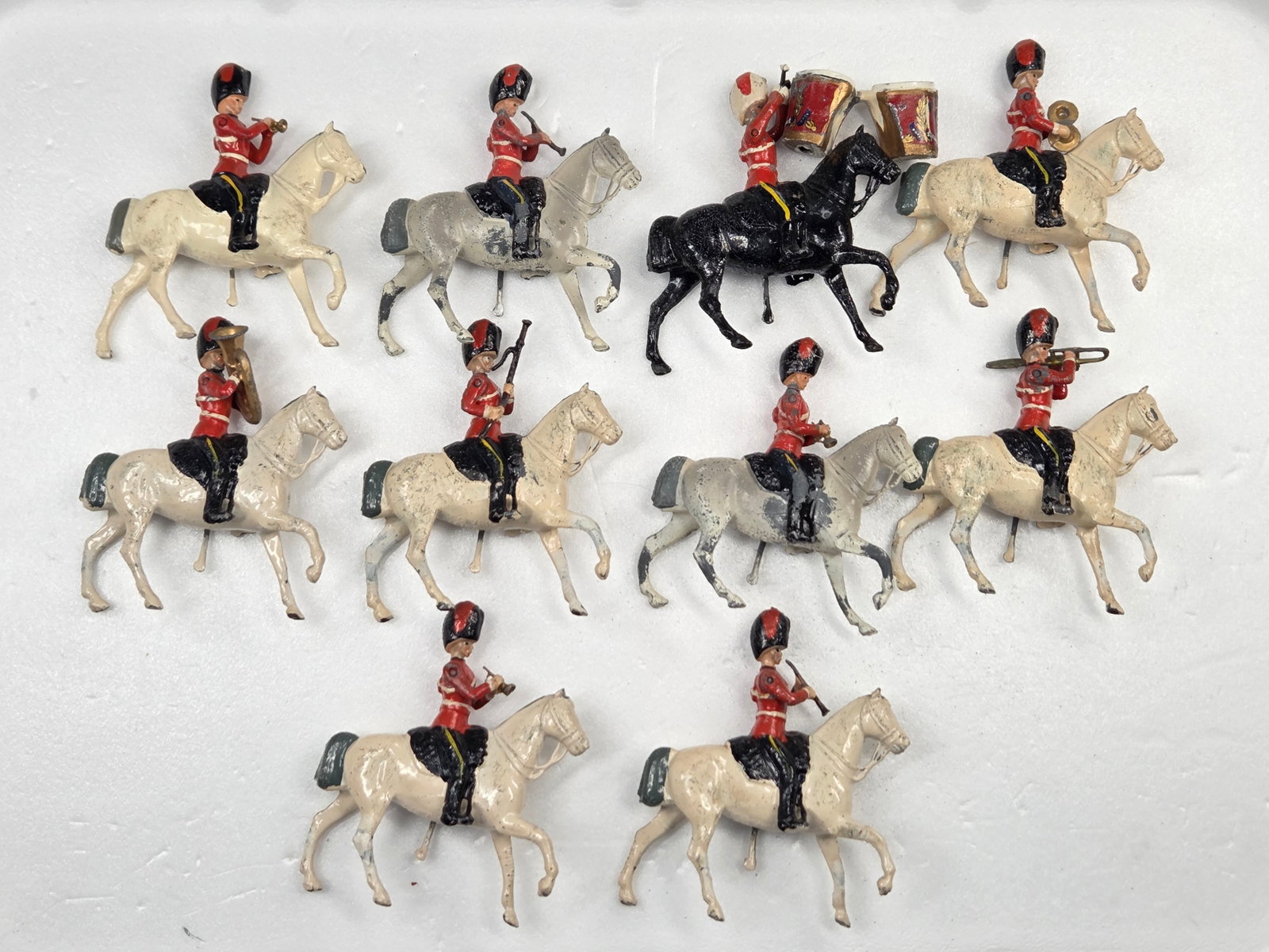 10) VINTAGE BRITAIN ROYAL SCOTS 2ND DRAGOON: ALL REMAIN IN FAIR TO GOOD CONDITION, SHOWING SOME PAINT WEAR AND SOME LOOSE ARMS.