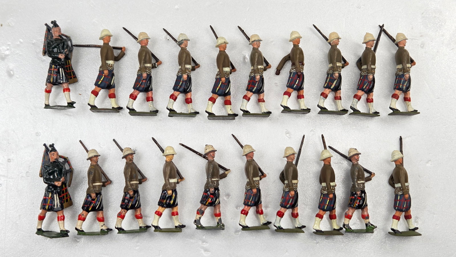 20) VINTAGE BRITAIN QUEEN'S OWN CAMERON HIGHLANDERS: ALL REMAIN IN FAIR TO GOOD CONDITION, SHOWING SOME PAINT WEAR AND SOME LOOSE ARMS.