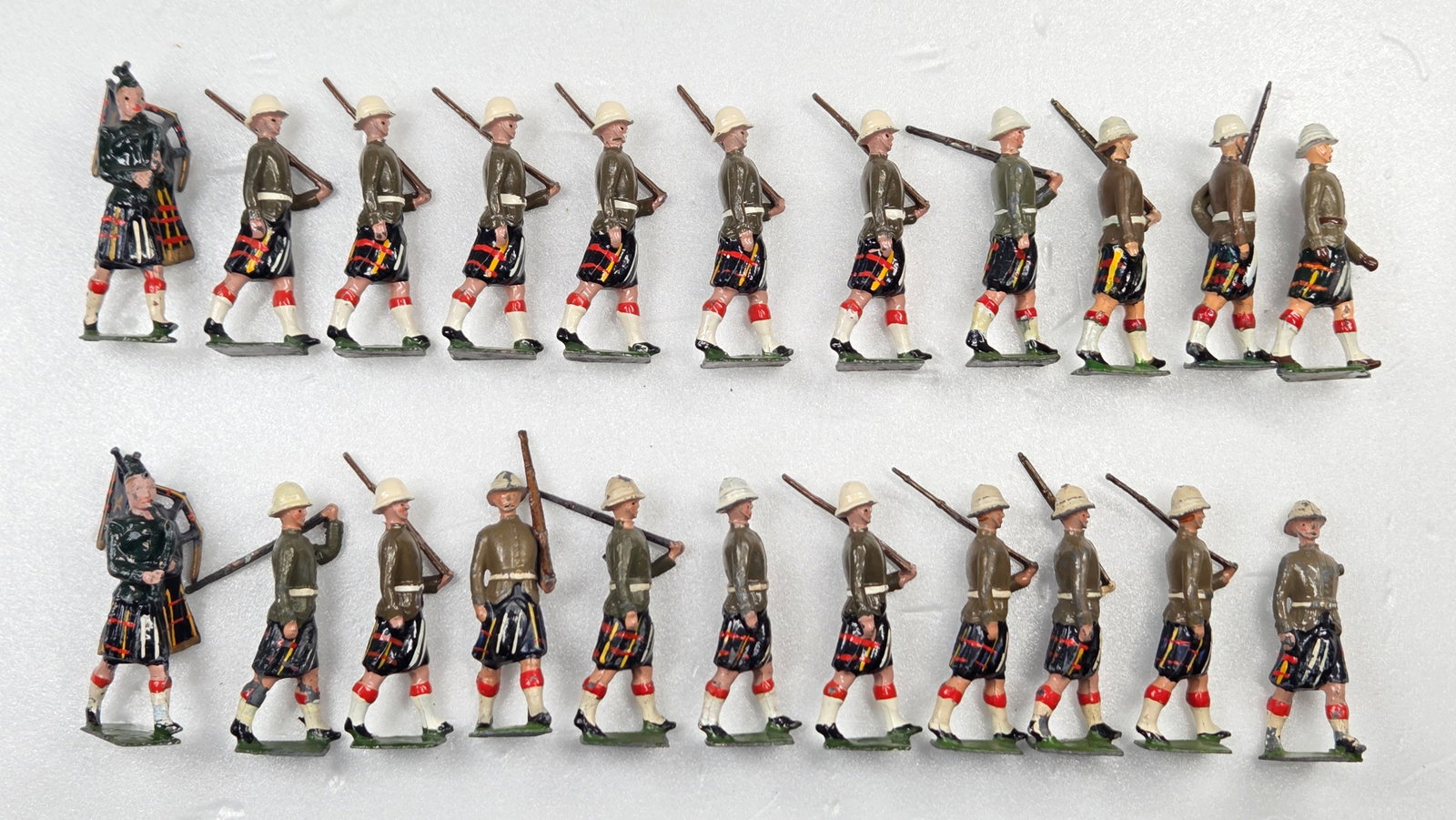 22) VINTAGE BRITAIN QUEEN'S OWN CAMERON HIGHLANDERS: ALL REMAIN IN FAIR TO GOOD CONDITION, SHOWING SOME PAINT WEAR AND SOME LOOSE ARMS.