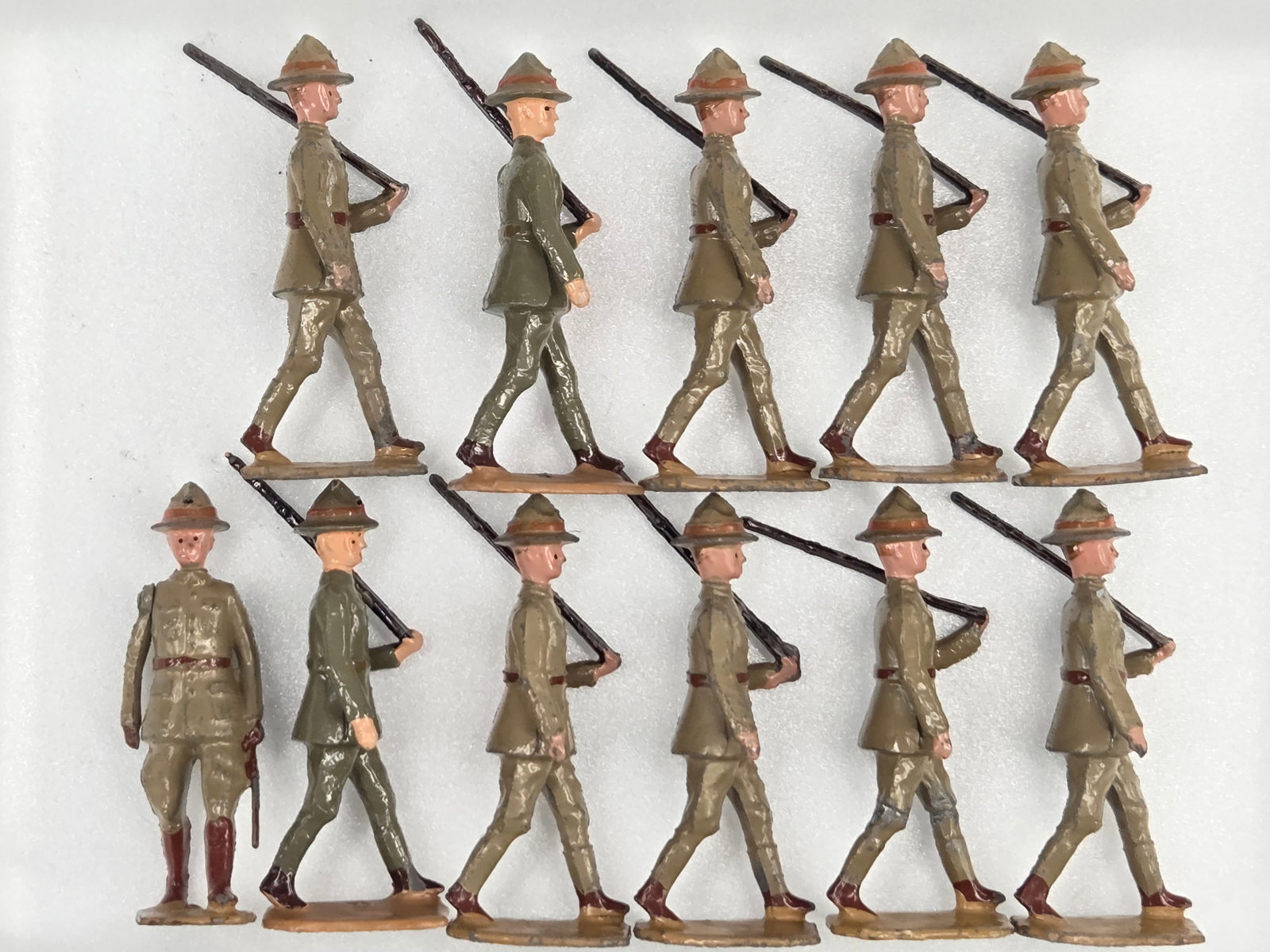 SET OF 11 VINTAGE BRITAIN SOLDIERS W/ OFFICER (1 of 7)