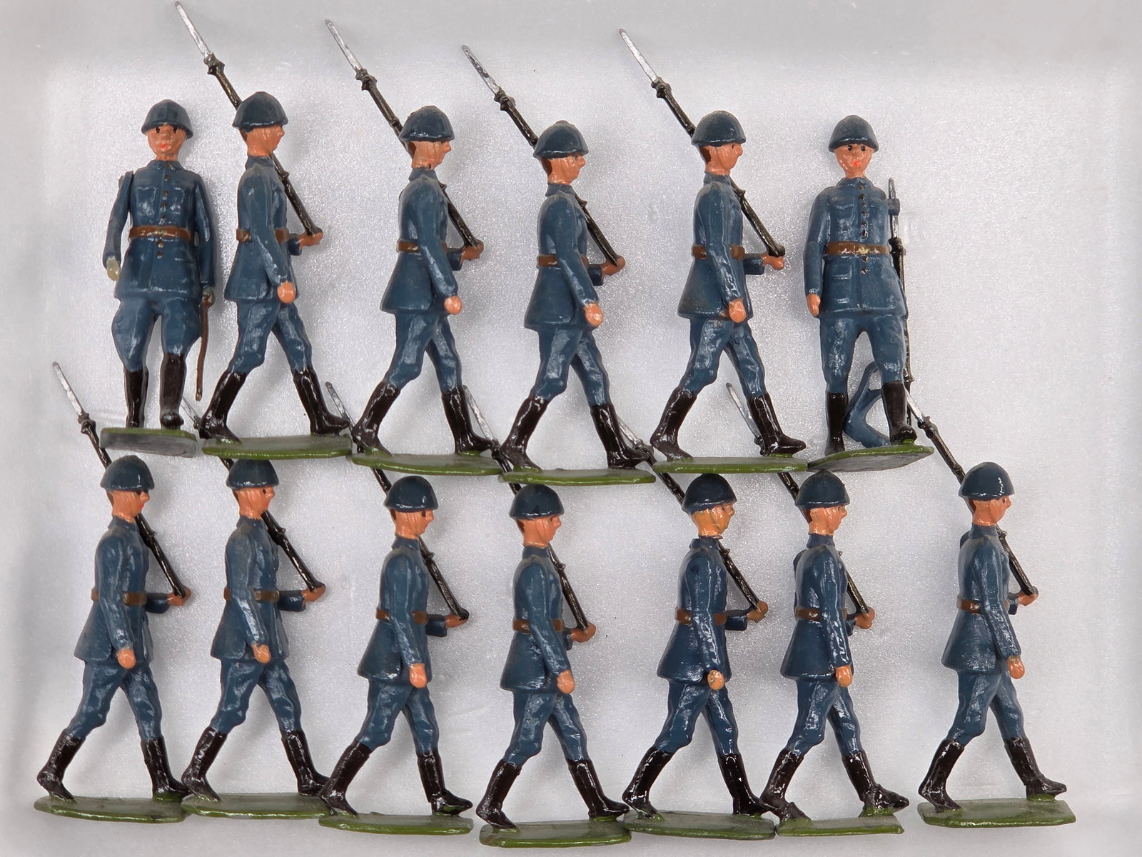 SET OF 13 VINTAGE BRITAIN SOLDIERS (1 of 5)