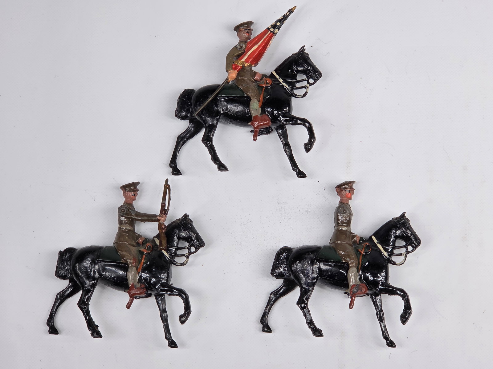 3) VINTAGE BRITAIN US SOLDIERS MOUNTED: ALL REMAIN IN GOOD CONDITION, SHOWING SOME TYPICAL WEAR. ONE MISSING AN ARM.
