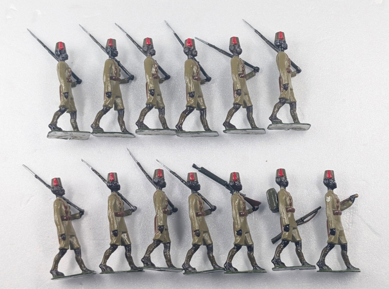 13) VINTAGE BRITAINS KING'S AFRICAN RIFLES: ALL REMAIN IN FAIR TO GOOD CONDITION, SHOWING SOME TYPICAL WEAR.
