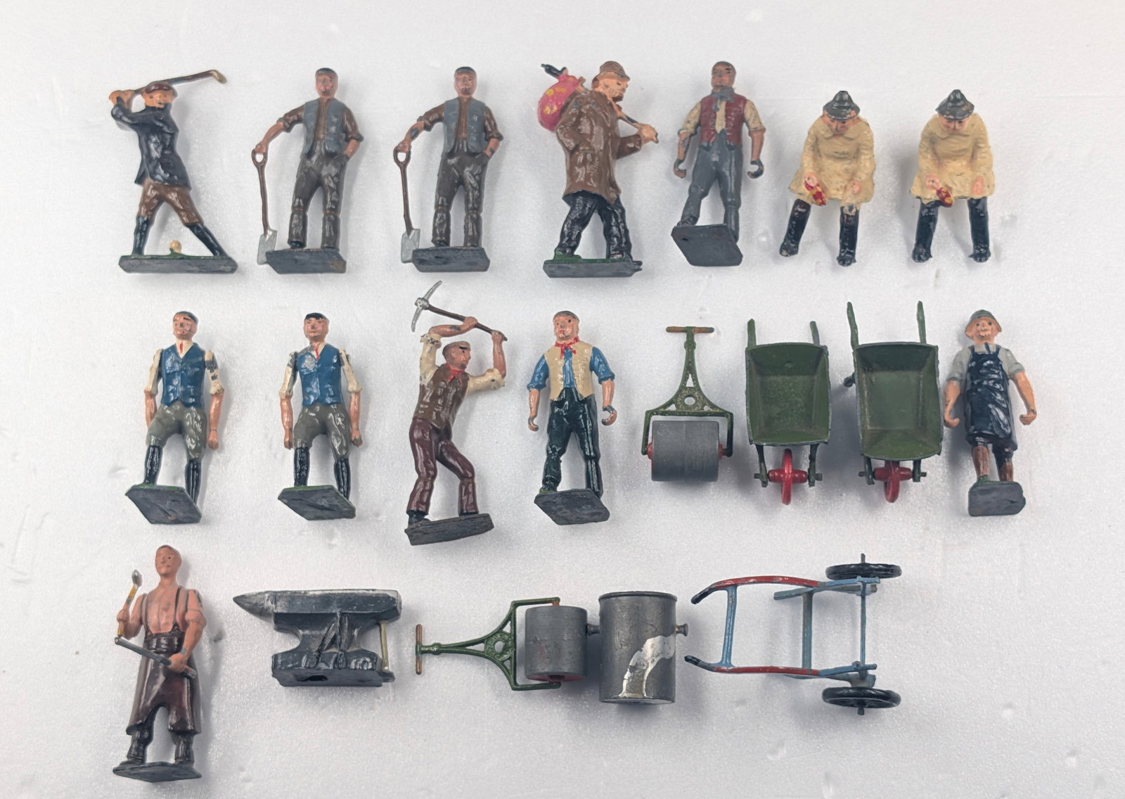 ASSORTED LOT OF VINTAGE BRITAINS FARM FIGURES & GOLFER: ALL REMAIN IN FAIR TO GOOD CONDITION, SHOWING SOME TYPICAL WEAR.