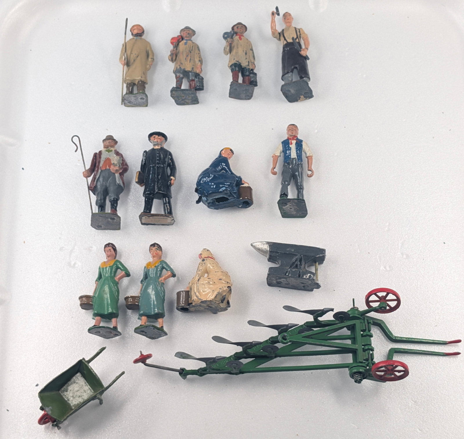 ASSORTED LOT OF VINTAGE BRITAINS FARM FIGURES & IMPLEMENT: ALL REMAIN IN FAIR TO GOOD CONDITION, SHOWING SOME TYPICAL WEAR.
