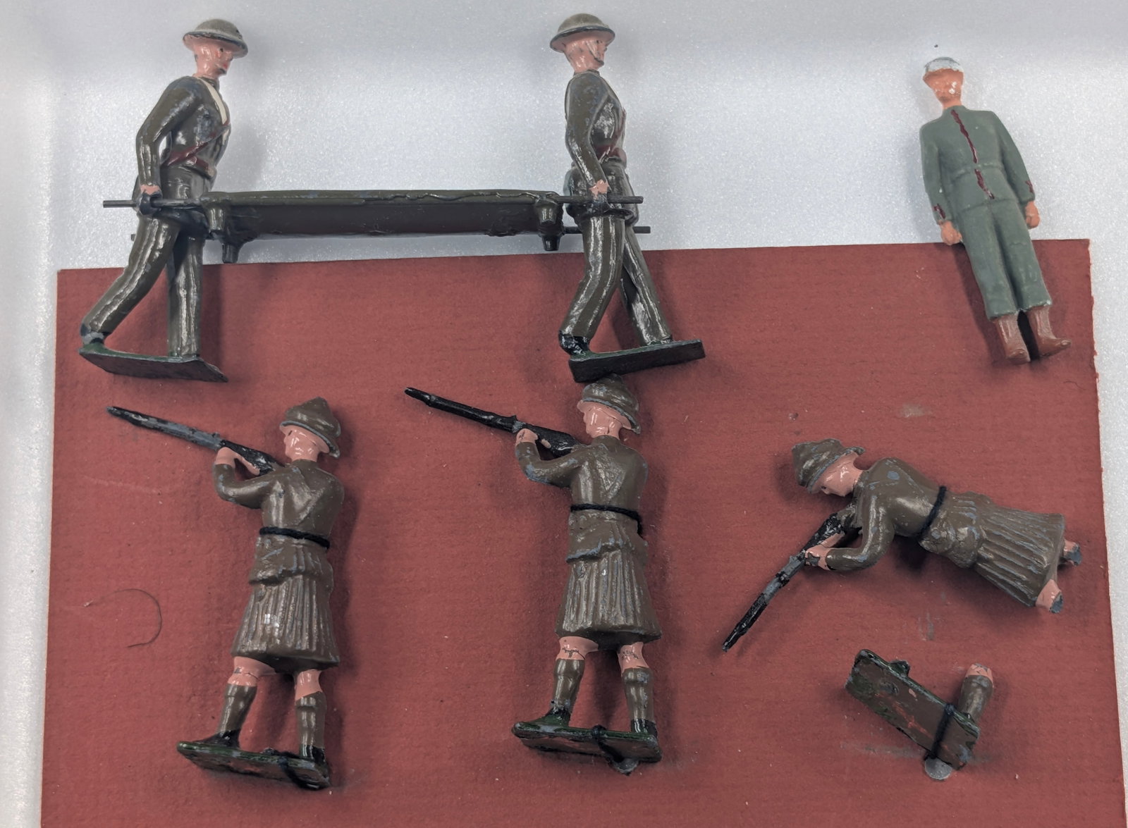 VARIOUS BRAND LEAD SOLDIERS: ALL REMAIN IN FAIR CONDITION, SHOWING TYPICAL WEAR. ON SOLDIER BROKEN IN HALF AT LEGS. ONE MADE OF CLAY HAND PAINTED.