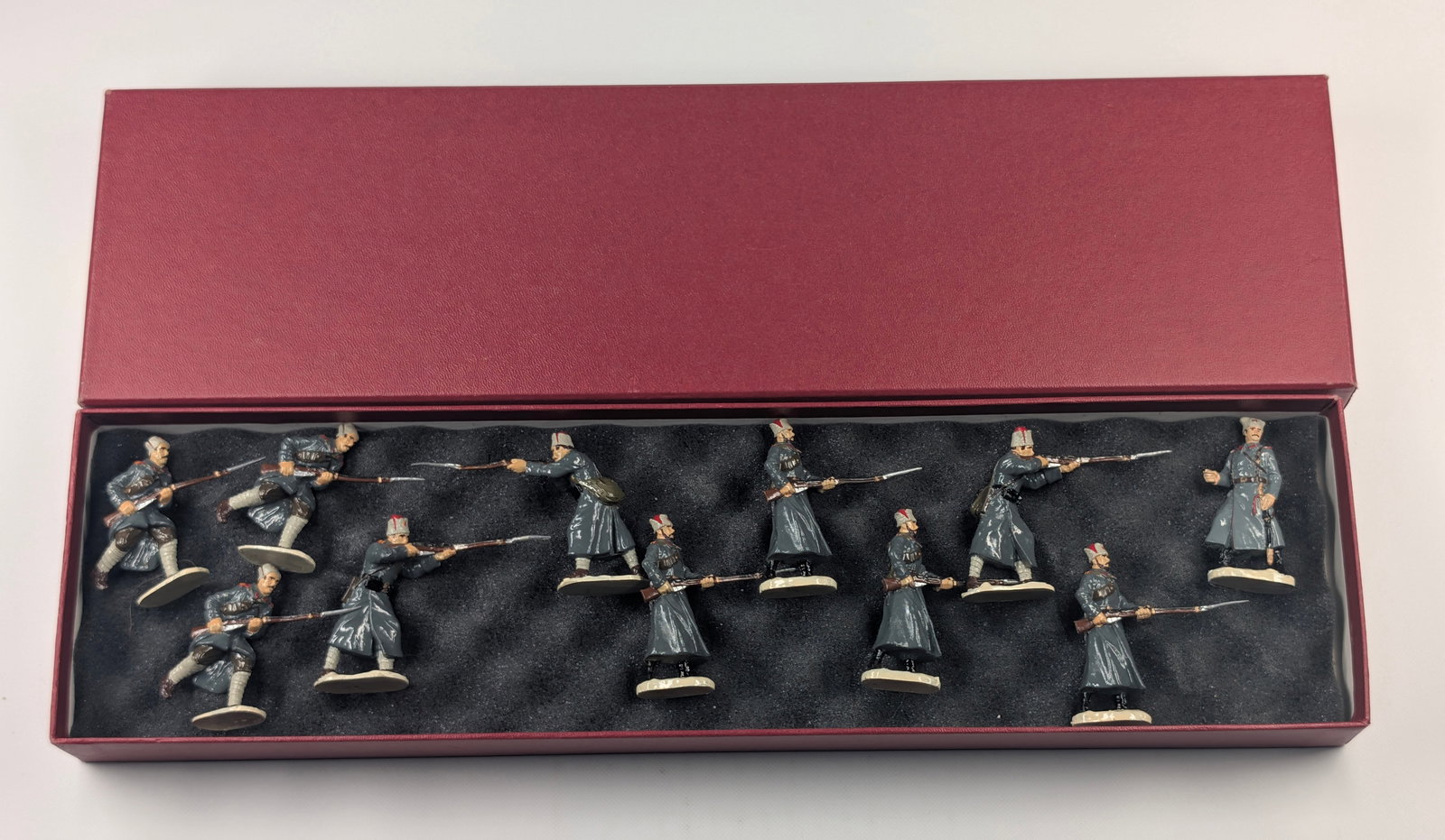 SET OF 11 UNMARKED HAND PAINTED LEAD SOLDIERS: ALL REMAIN IN GOOD CONDITION, SHOWING SOME LIGHT TYPICAL WEAR.