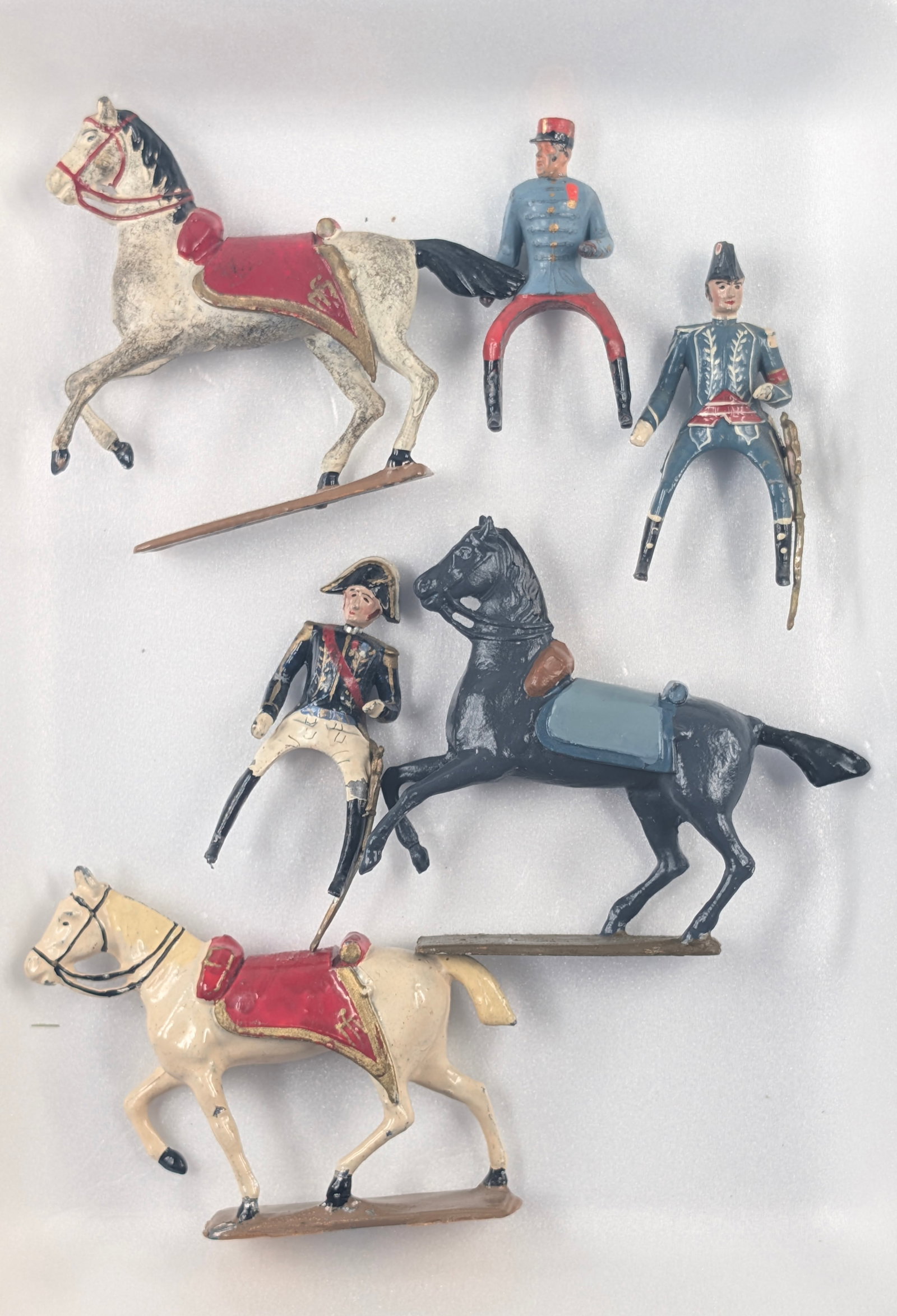 VARIOUS BRAND LEAD SOLDIERS MOUNTED: ALL REMAIN IN FAIR TO GOOD CONDITION, SHOWING SOME TYPICAL WEAR.