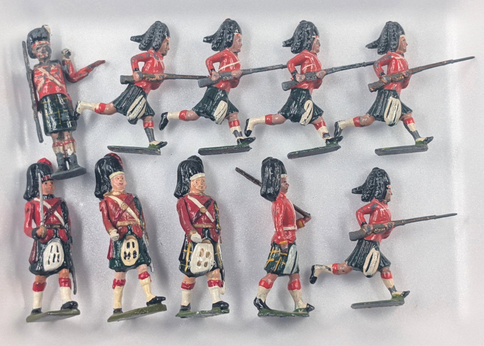 10) VARIOUS BRAND LEAD HIGHLANDERS: ALL REMAIN IN FAIR TO GOOD CONDITION, SHOWING SOME TYPICAL WEAR.
