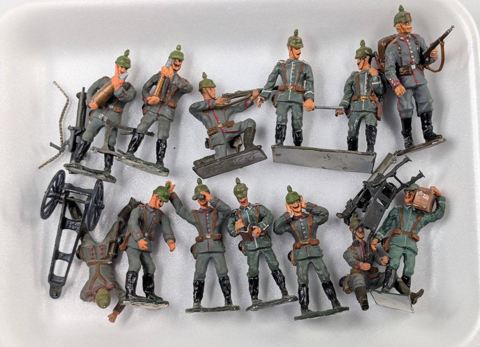 VARIOUS BRAND HAND PAINTED LEAD SOLDIERS: ALL REMAIN IN FAIR TO GOOD CONDITION, SHOWING SOME TYPICAL WEAR.
