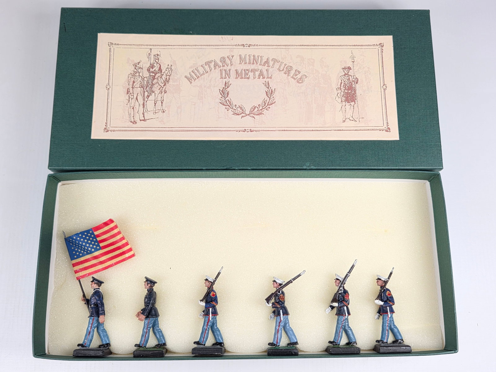 ALYMER US MARINES MARCHING W/ COLOUR: SET REMAINS IN VERY GOOD CONDITION WITH BOX.