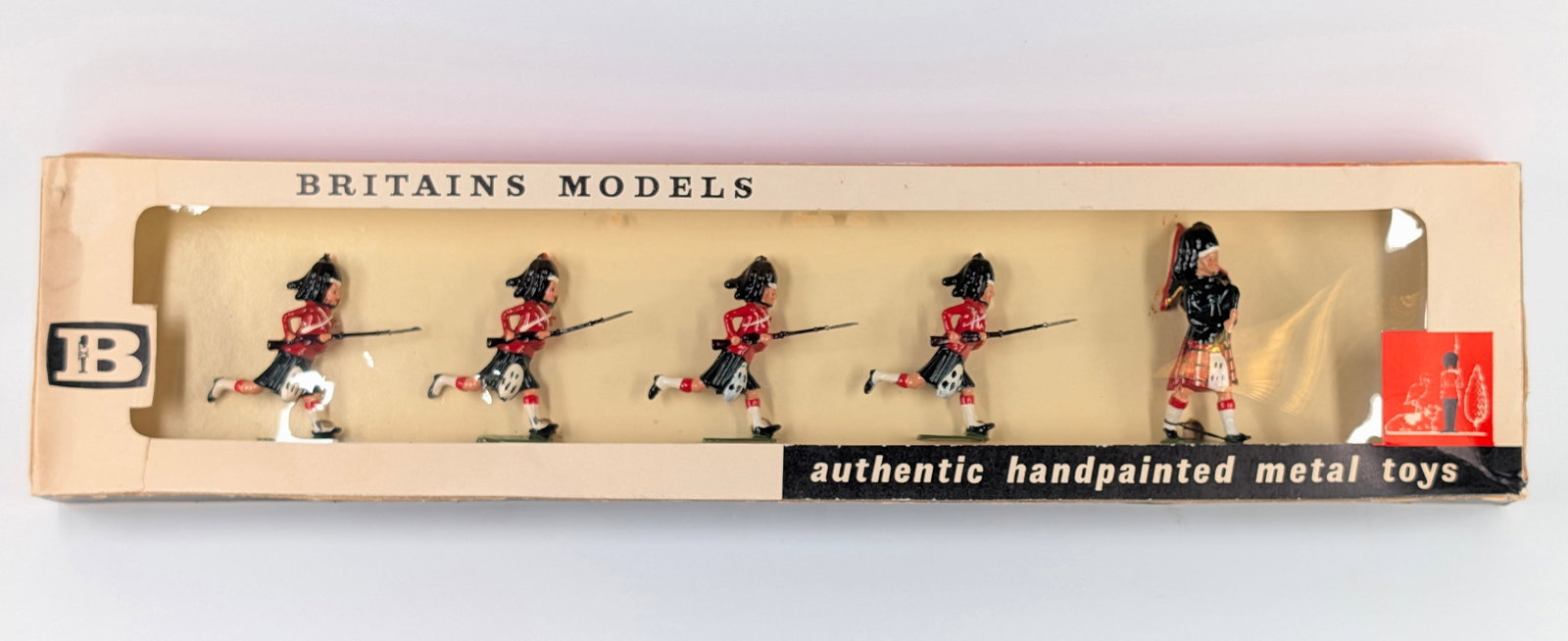 VINTAGE BRITAINS MODELS 9135 BLACK WATCH CHARGING: SET REMAINS IN VERY GOOD CONDITION WITH BOX. BOX SHOWING SOME WEAR.