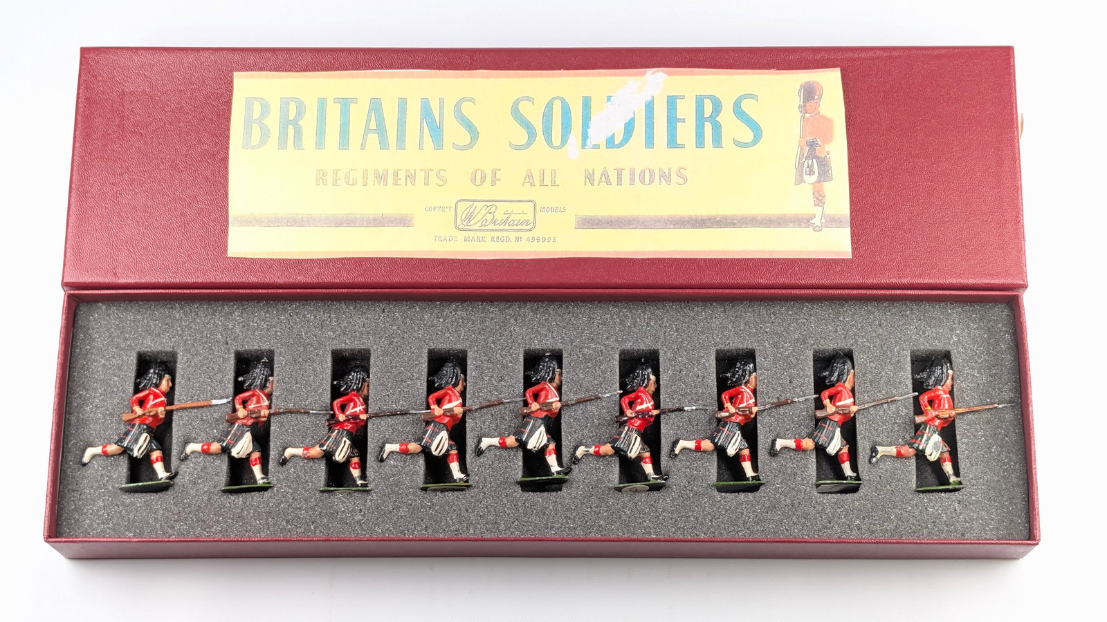 VINTAGE BRITAINS BLACK WATCH HIGHLANDERS: SET REMAINS IN GOOD CONDITION, SHOWING SOME TYPICAL WEAR. CUSTOM BOX.
