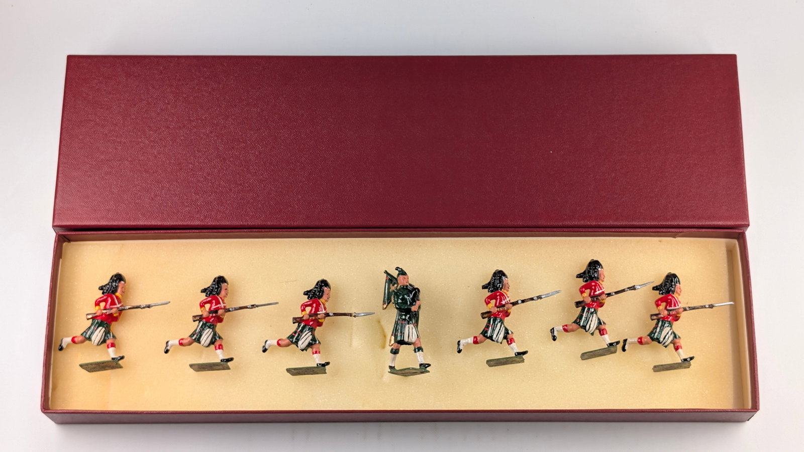 VINTAGE BRITAINS BLACK WATCH HIGHLANDERS W/ PIPES: SET REMAINS IN GOOD CONDITION, SHOWING SOME TYPICAL WEAR. CUSTOM BOX.