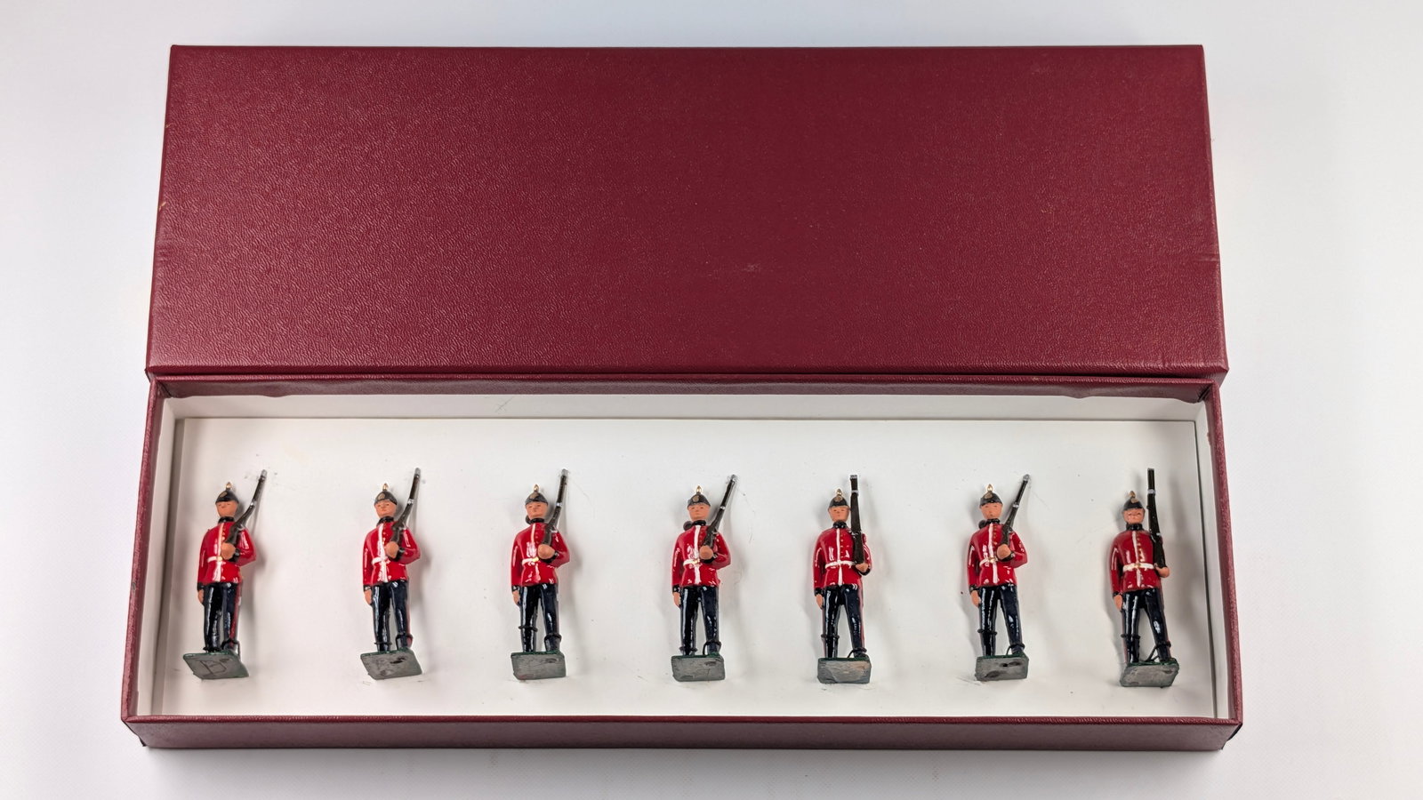 VINTAGE BRITAINS ROYAL SUSSEX REGIMENT: SET REMAINS IN GOOD CONDITION, SHOWING SOME TYPICAL WEAR. CUSTOM BOX.