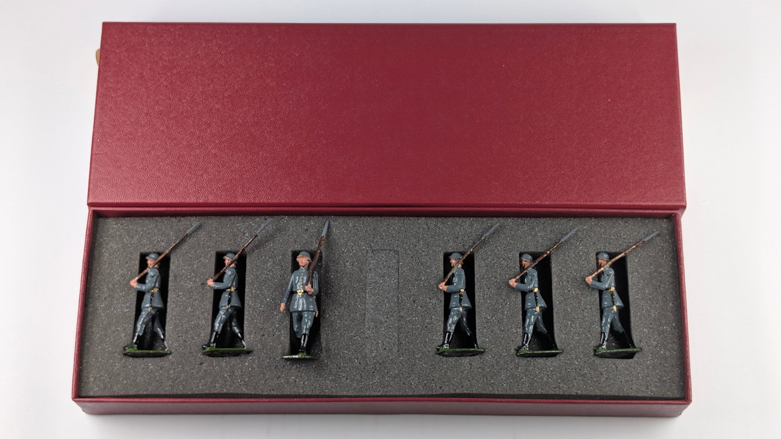VINTAGE BRITAINS 6-PIECE INFANTRY SET: SET REMAINS IN GOOD CONDITION, SHOWING SOME TYPICAL WEAR. CUSTOM BOX.