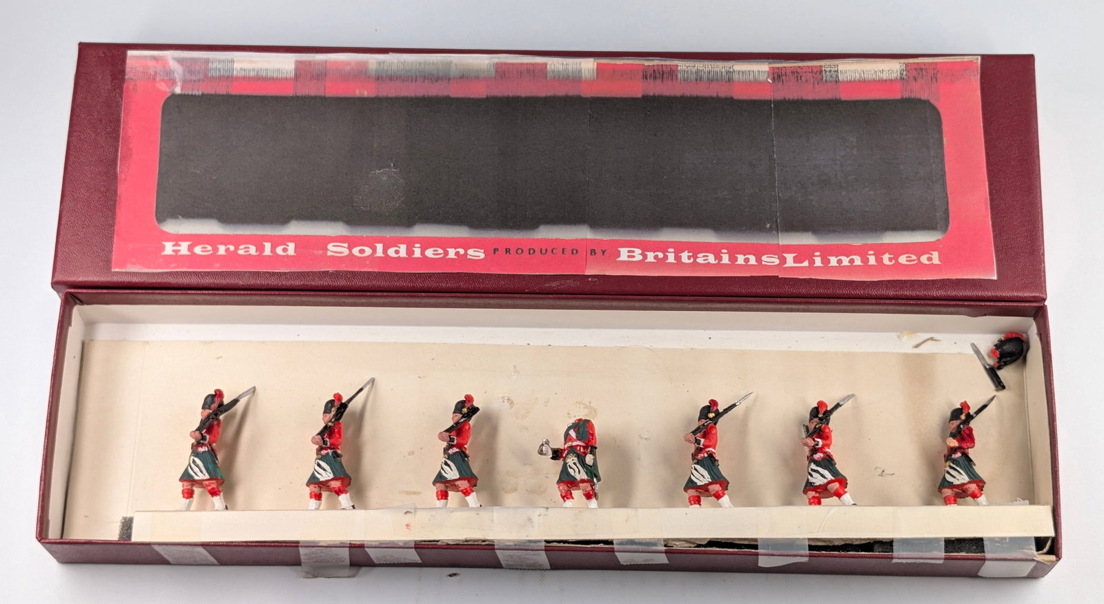 VINTAGE BRITAINS LTD HERALD BLACK WATCH HIGHLANDERS: ALL REMAIN IN GOOD CONDITION, SHOWING SOME TYPICAL WEAR. ONE WITH BROKEN HEAD AND SWORD. CUSTOM BOX.