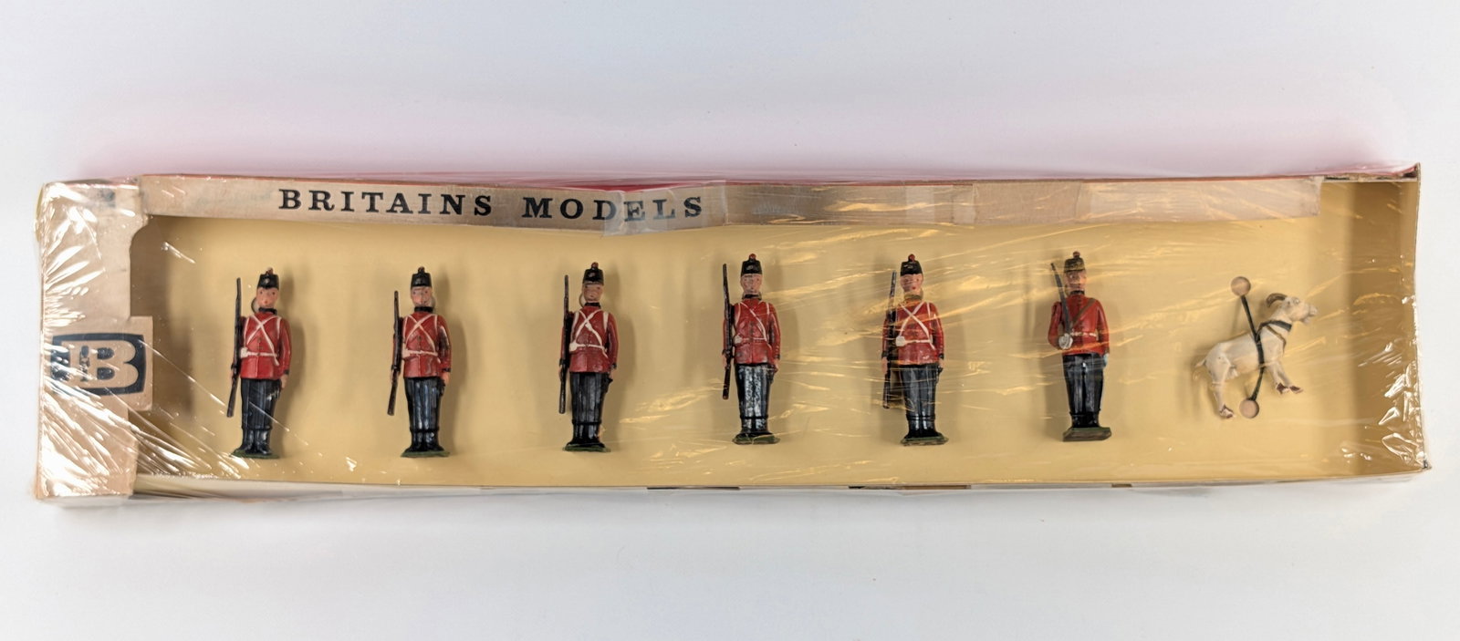 VINTAGE BRITAINS 9158 CANADA FORT HENRY GUARDS: SET REMAINS IN GOOD CONDITION WITH BOX. BOX IN POOR CONDITION.