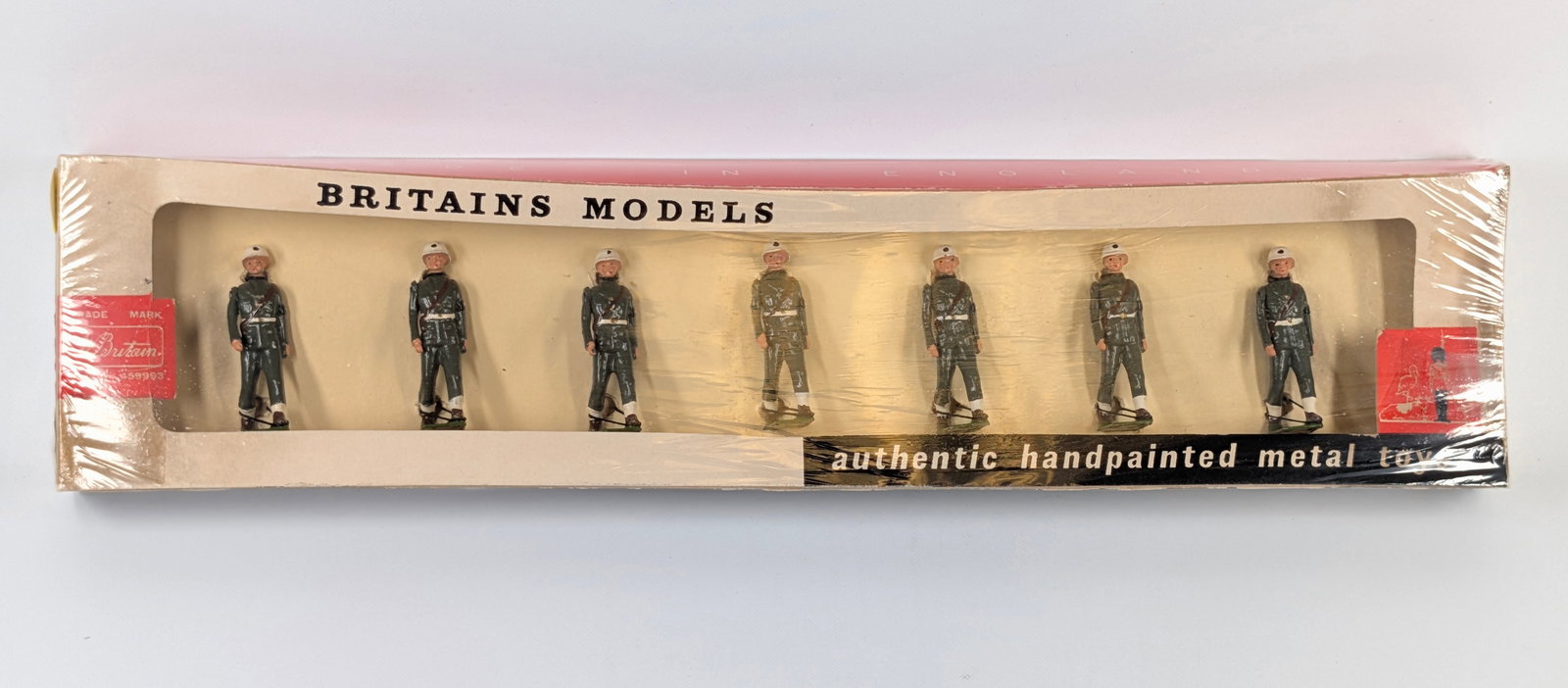 VINTAGE BRITAINS 9183 US MILITARY POLICE MARCHING: SET REMAINS IN GOOD CONDITION WITH BOX. BOX SHOWING SOME WEAR.