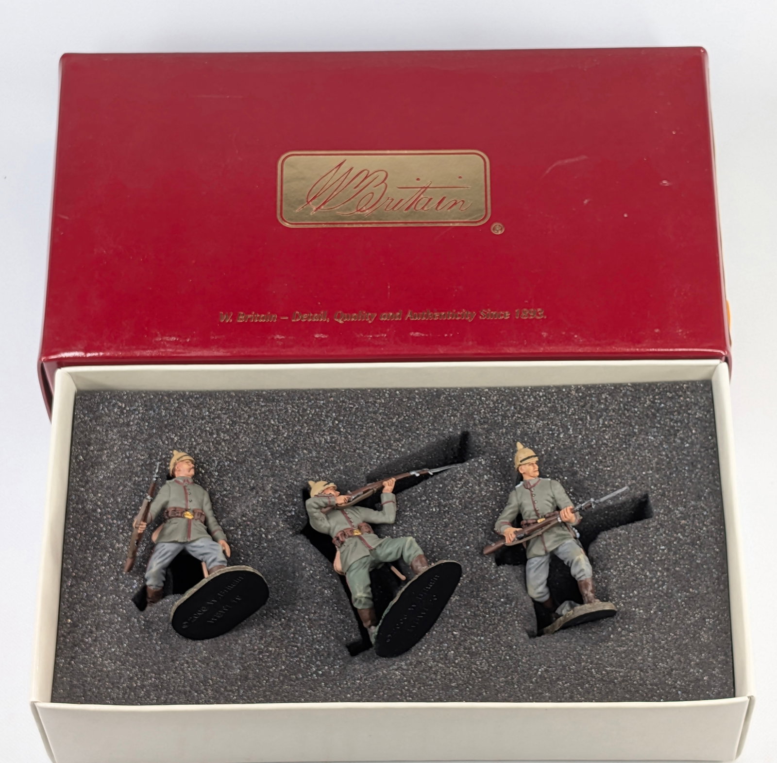 1ST GEAR BRITAIN WWI GERMAN 84TH REGT.: SET REMAINS IN GOOD CONDITION, BOX SHOWING SOME WEAR.