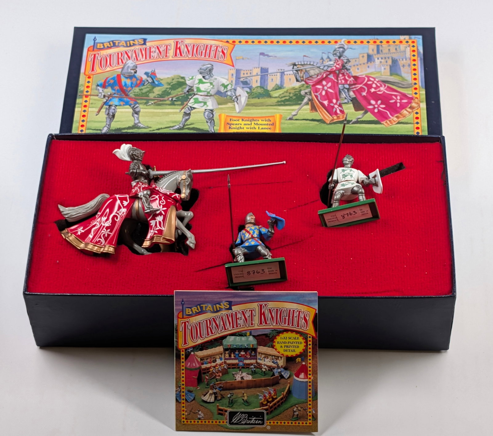 BRITAINS 08763 TOURNAMENT KNIGHTS SET: SET REMAINS IN VERY GOOD CONDITION WITH BOX.