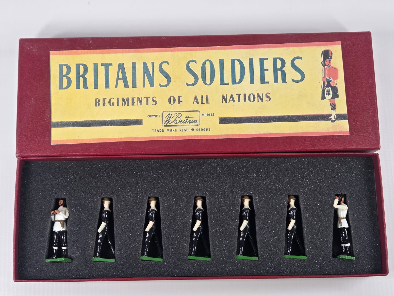 VINTAGE BRITAINS BRITISH NAVY WWII DECK GUN CREW: SET REMAINS IN VERY GOOD CONDITION WITH CUSTOM BOX.