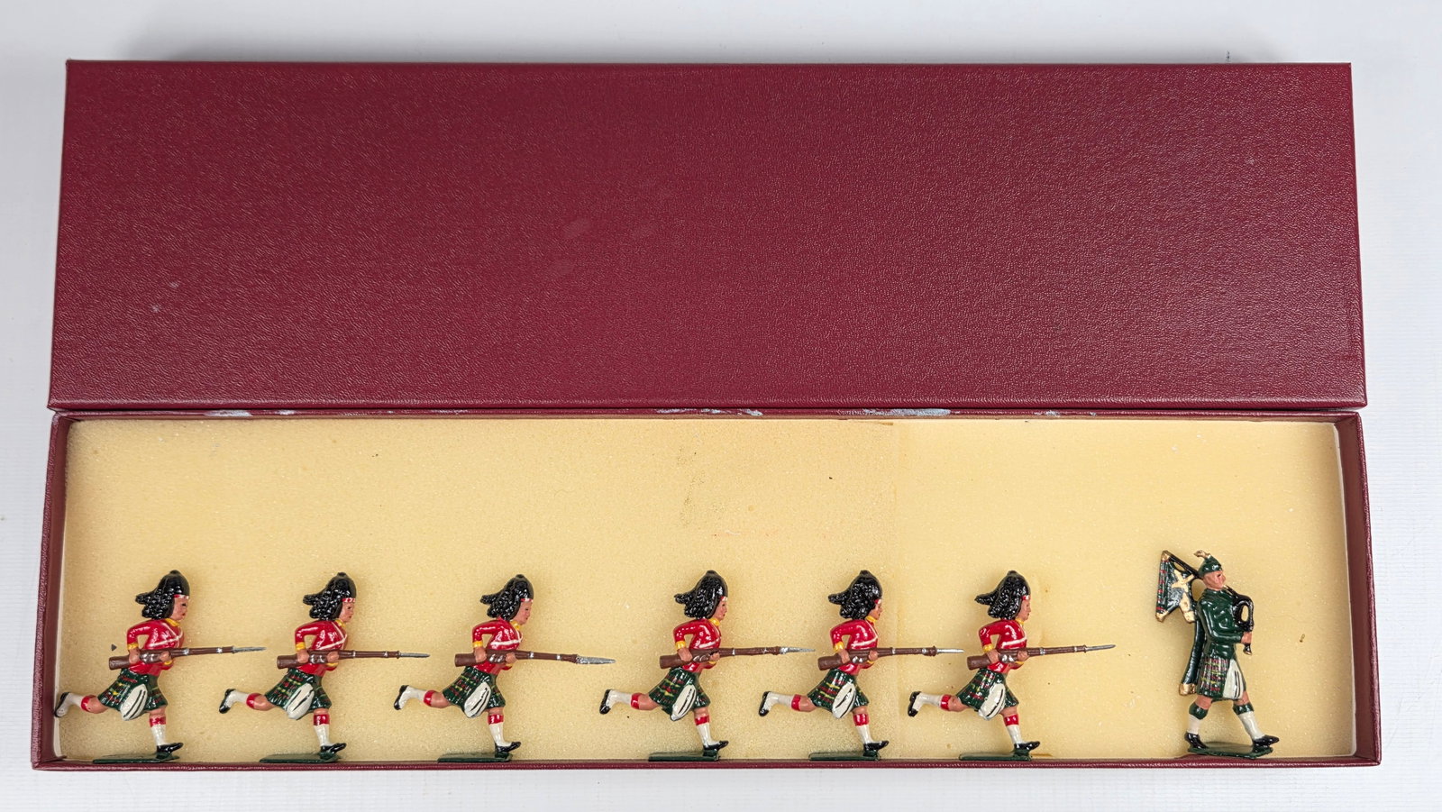 VINTAGE BRITAINS BLACK WATCH ROYAL HIGHLANDERS: SOLDIERS ALL REMAIN IN GOOD CONDITION, SHOWING SOME TYPICAL WEAR. CUSTOM BOX.