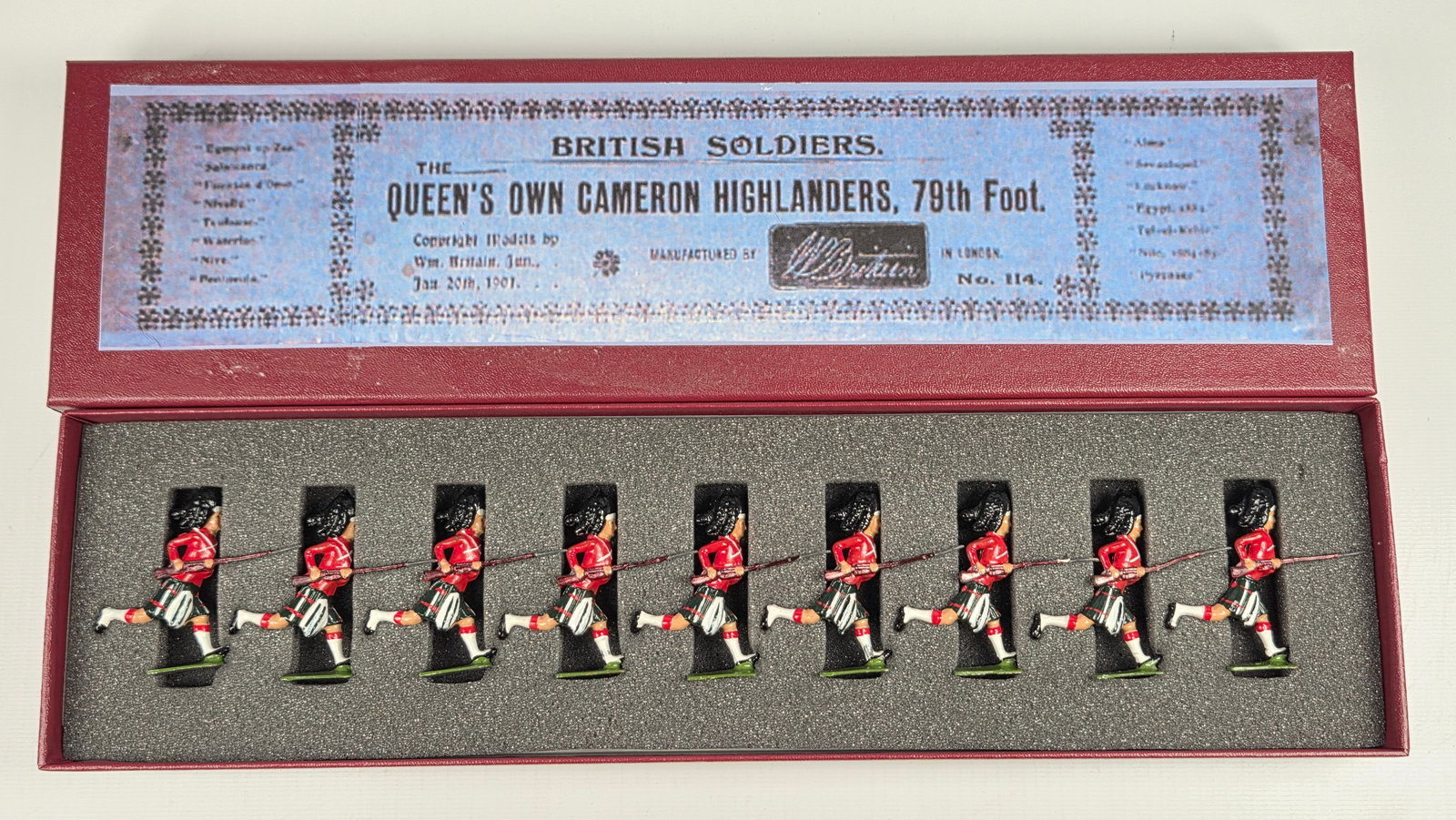 VINTAGE BRITAINS QUEEN'S OWN CAMERON HIGHLANDERS: SET REMAINS IN GOOD CONDITION, SHOWING SOME LIGHT WEAR. CUSTOM BOX.