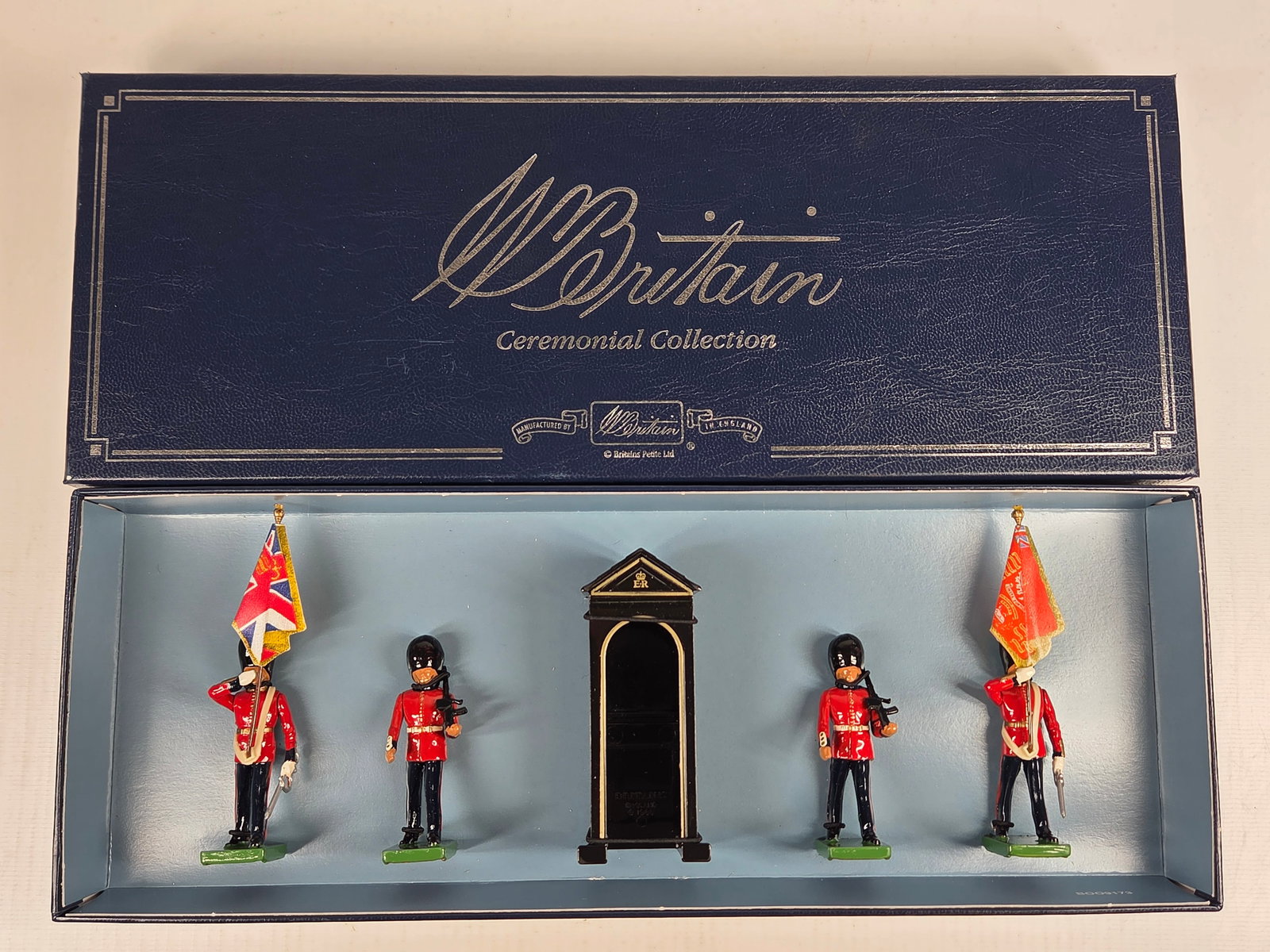 BRITAINS PETITE 00091 SCOTS GUARDS COLOUR PARTY & SENTRY BOX: SET REMAINS IN VERY GOOD CONDITION WITH BOX.
