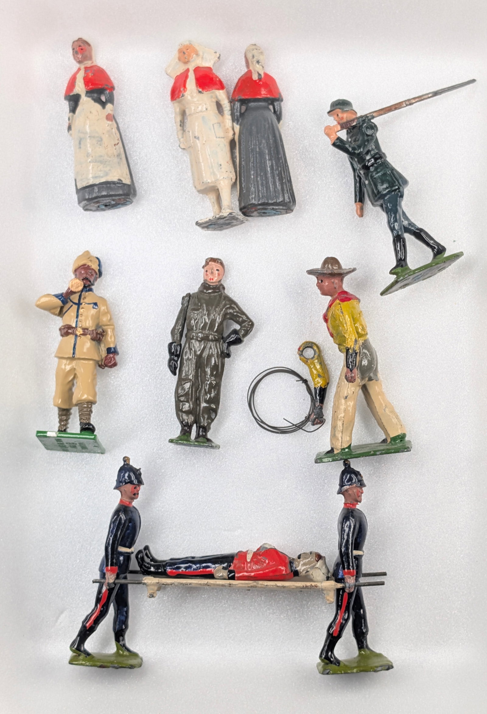 ASSORTED LOT OF VINTAGE BRITAIN SOLDIERS FIGURES +: ALL REMAIN IN FAIR TO GOOD CONDITION, SHOWING SOME TYPICAL PAINT WEAR.