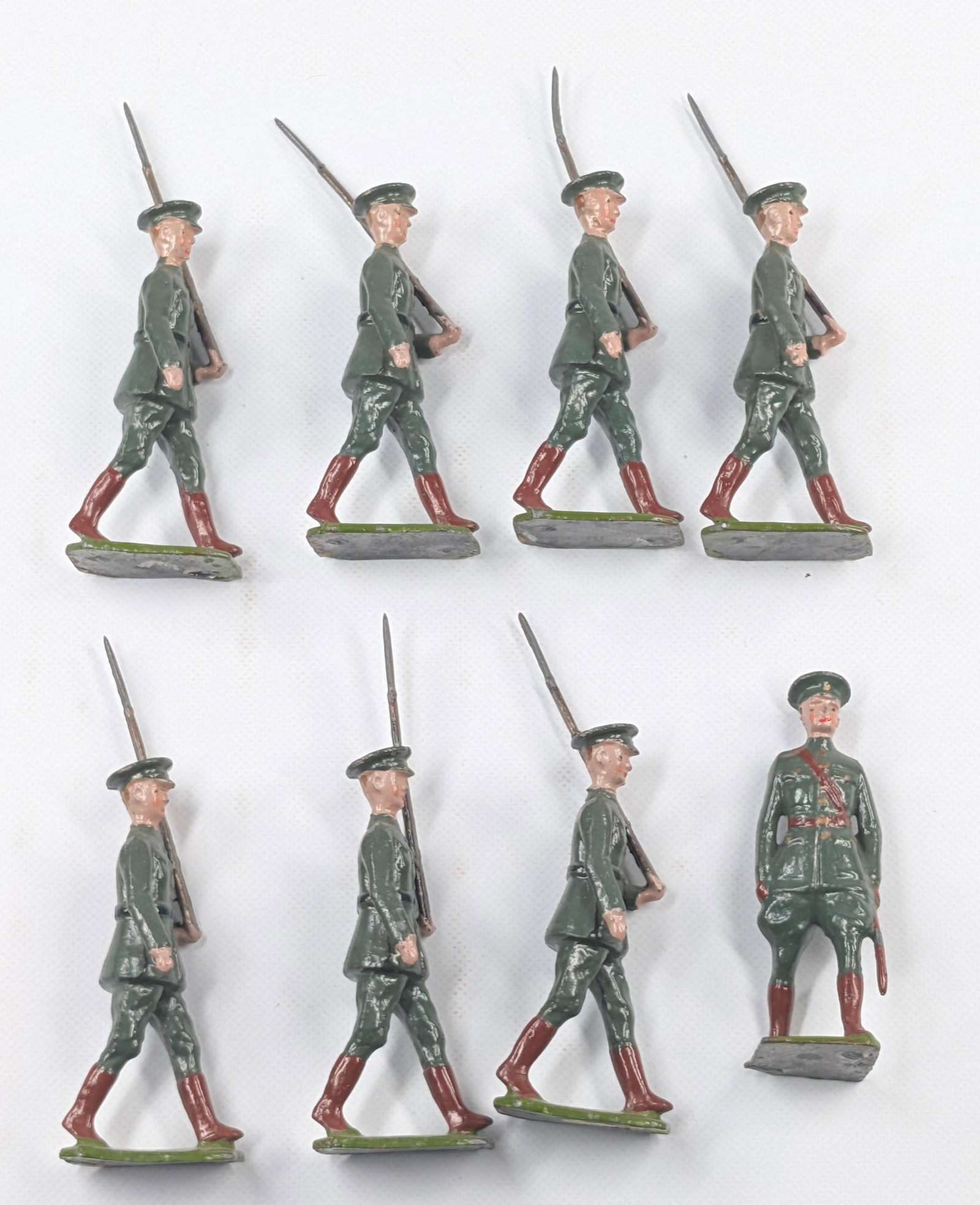 SET OF 8 VINTAGE BRITAINS SOLDIERS W/ OFFICER (1 of 4)
