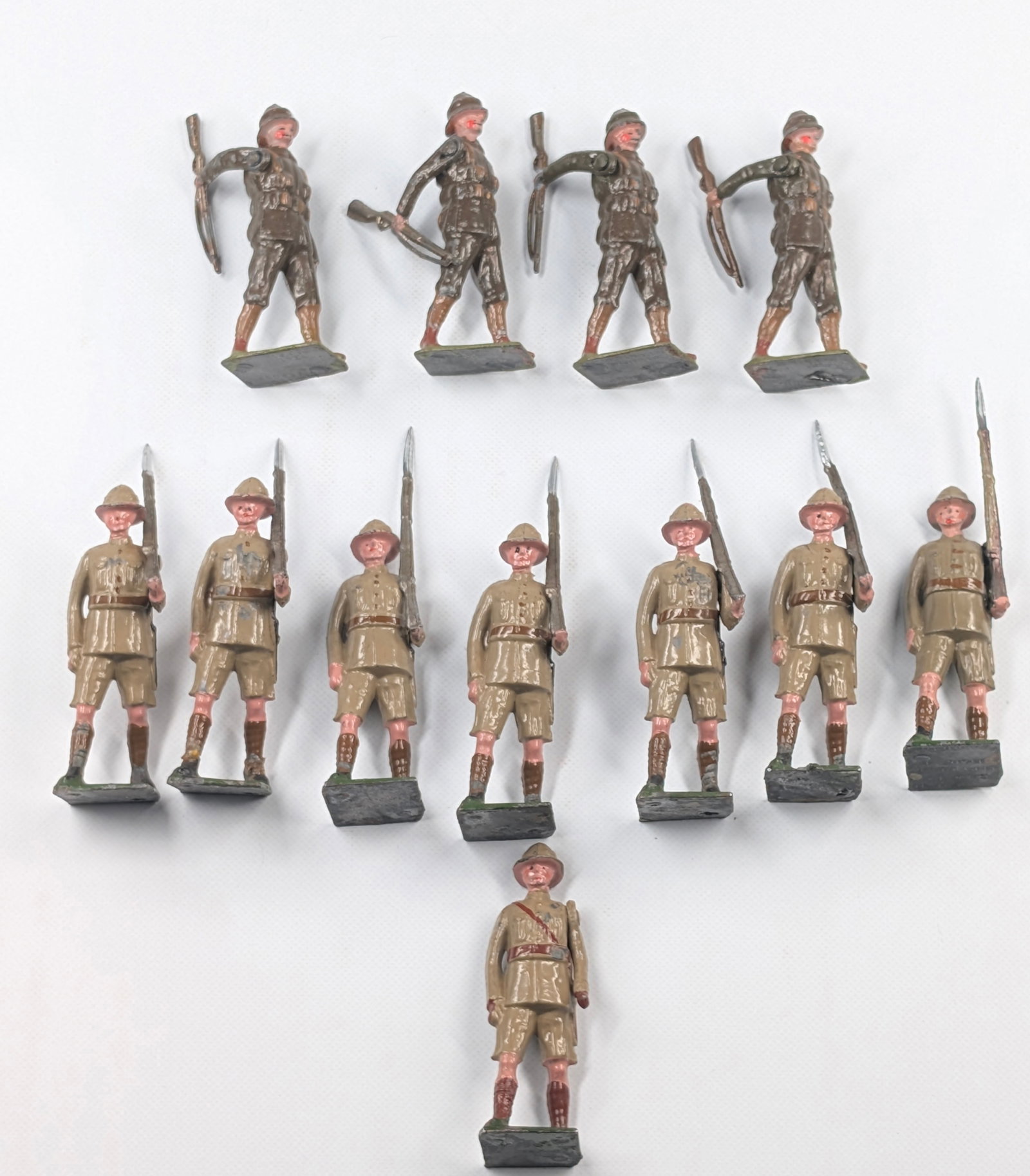 12) VARIOUS VINTAGE BRITAIN SOLDIERS: ALL REMAIN IN FAIR TO GOOD CONDITION, SHOWING SOME PAINT WEAR.