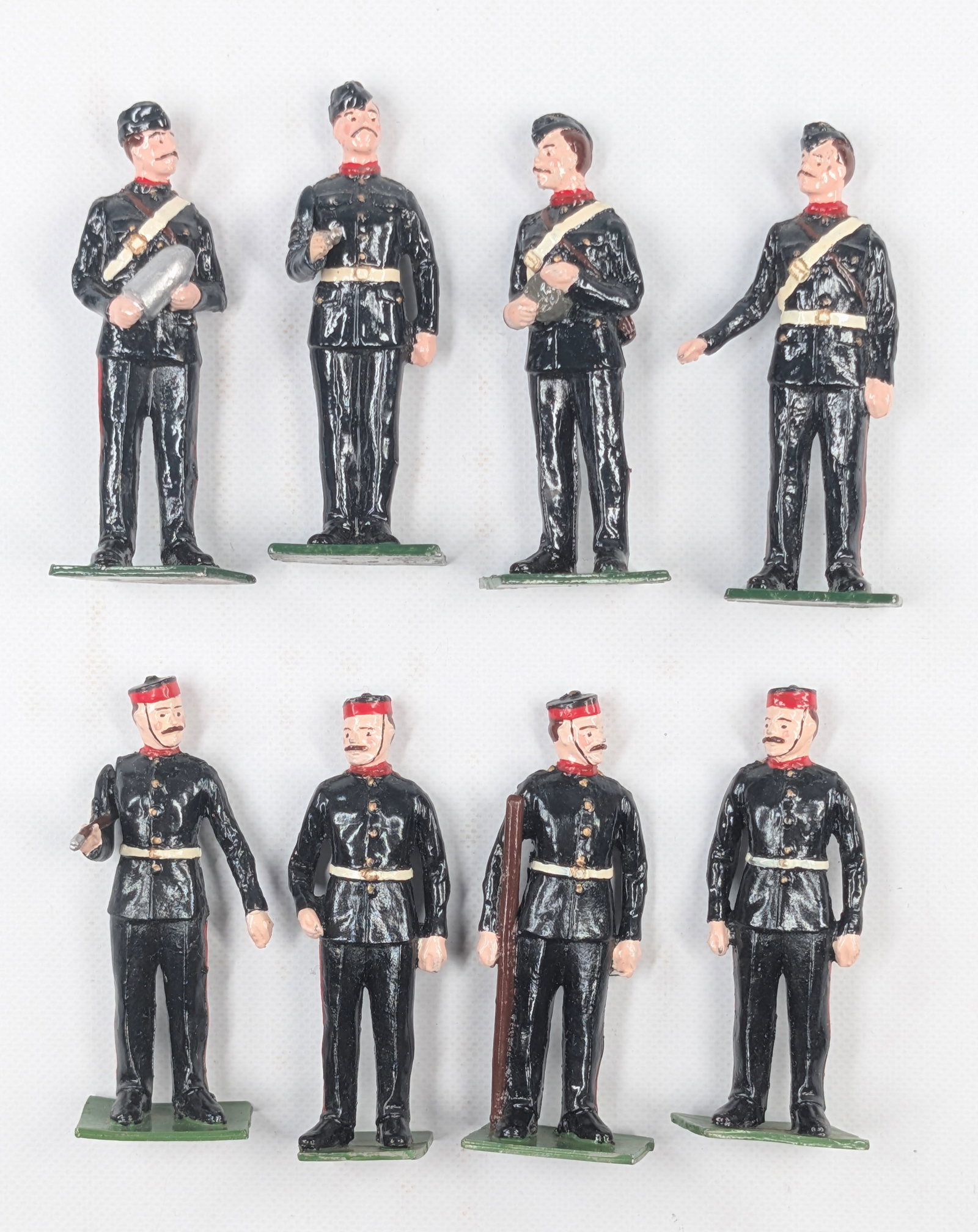 SET OF 8 VINTAGE KING CAST LEAD SOLDIERS: ALL REMAIN IN GOOD CONDITION, SHOWING SOME LIGHT WEAR.