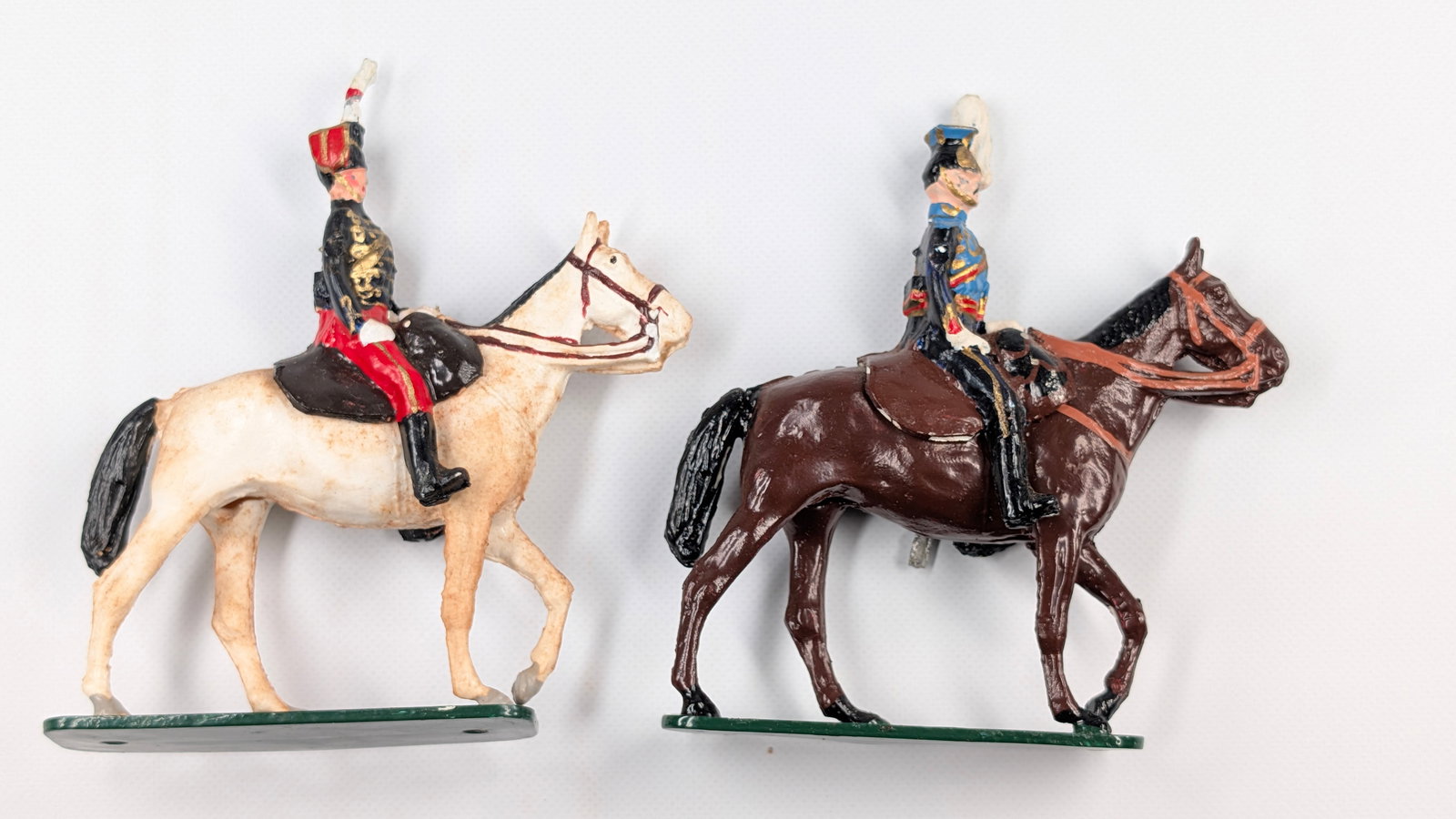 PAIR OF UNMARKED HAND PAINTED MOUNTED SOLDIERS: BOTH REMAIN IN GOOD CONDITION, SHOWING SOME TYPICAL WEAR.