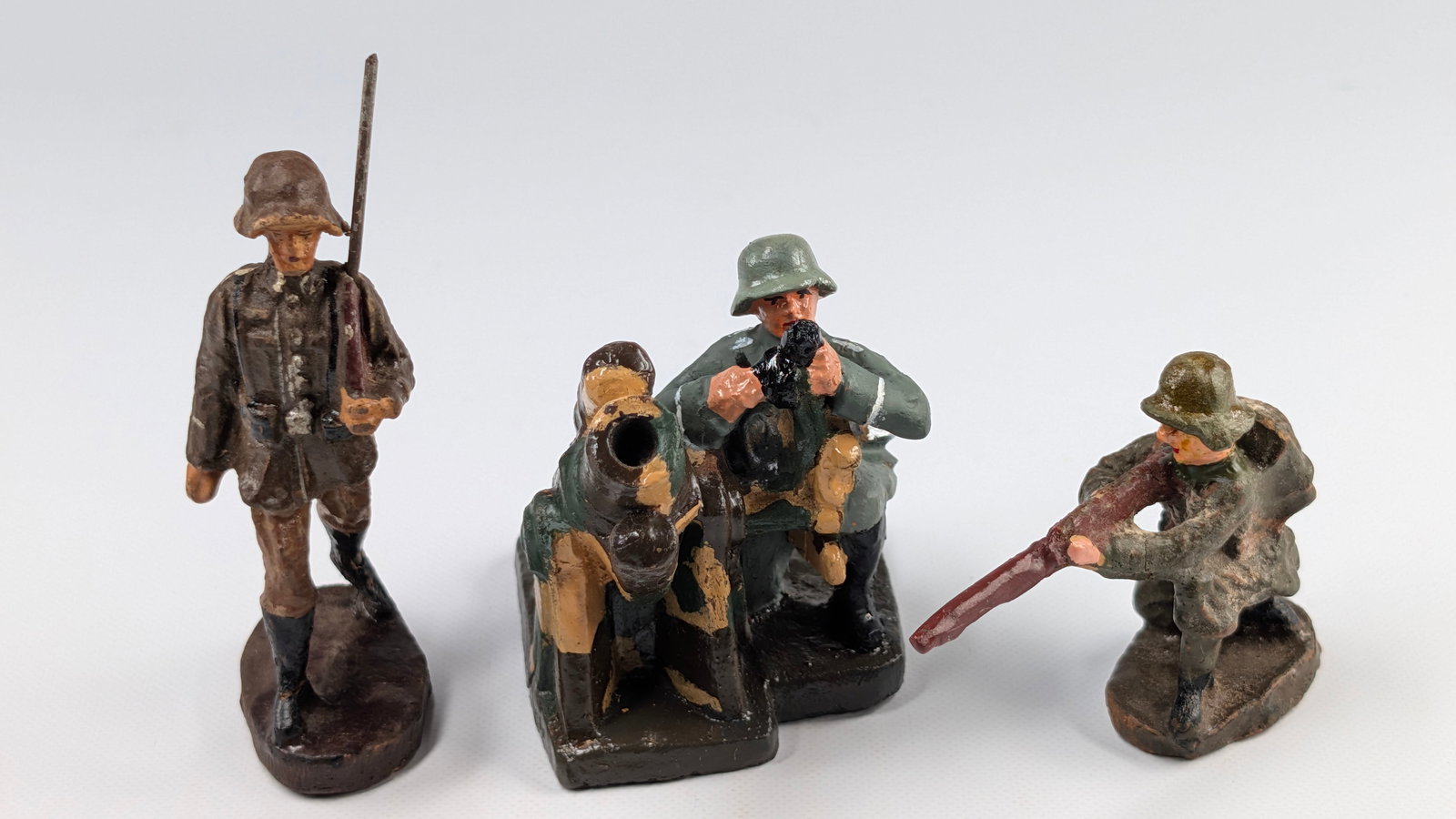 3) GERMAN ELASTOLIN GERMAN SOLDIERS (1 of 5)