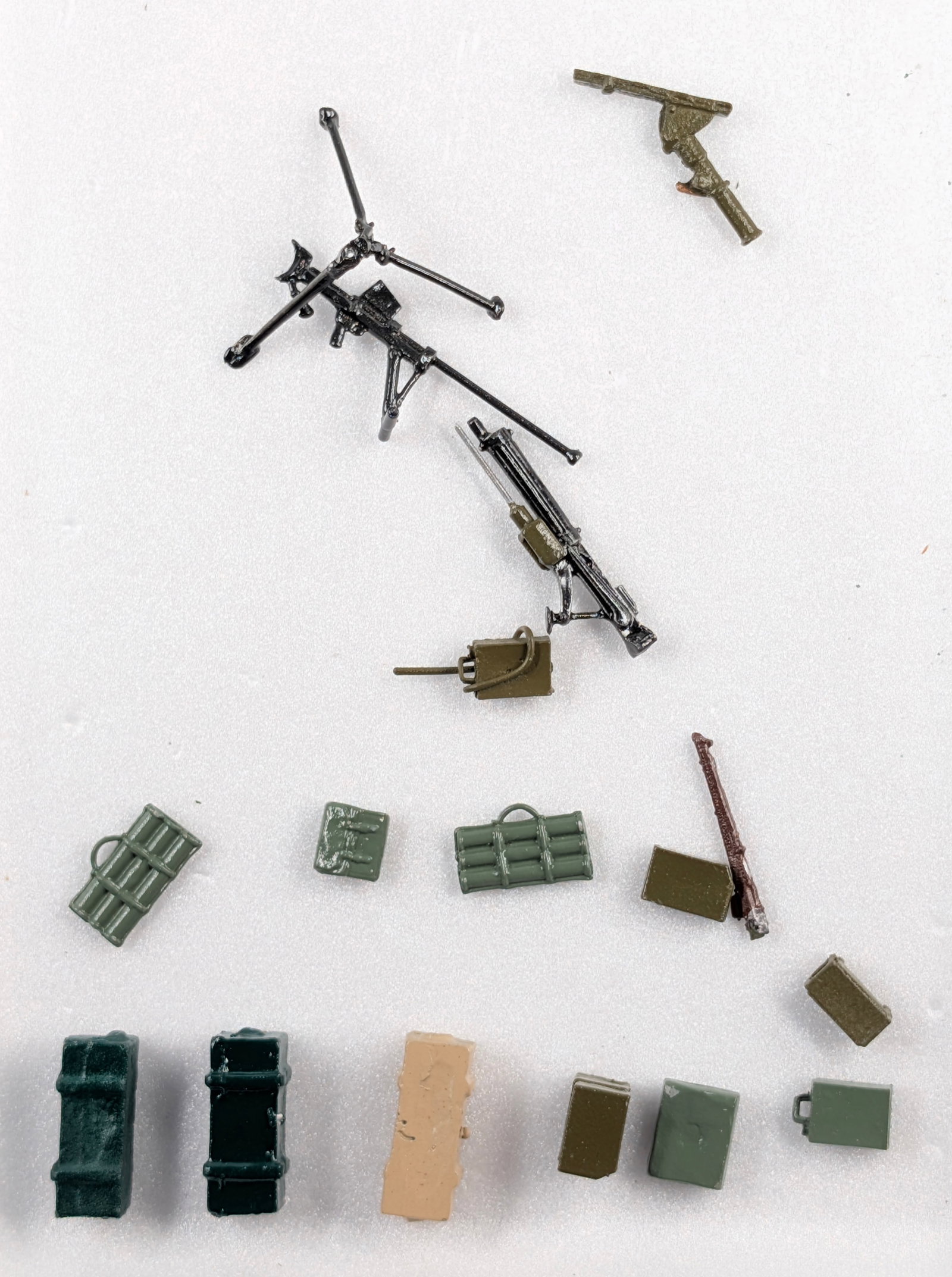 VARIOUS LEAD SOLDIER ACCESSORIES & WEAPONS (1 of 4)