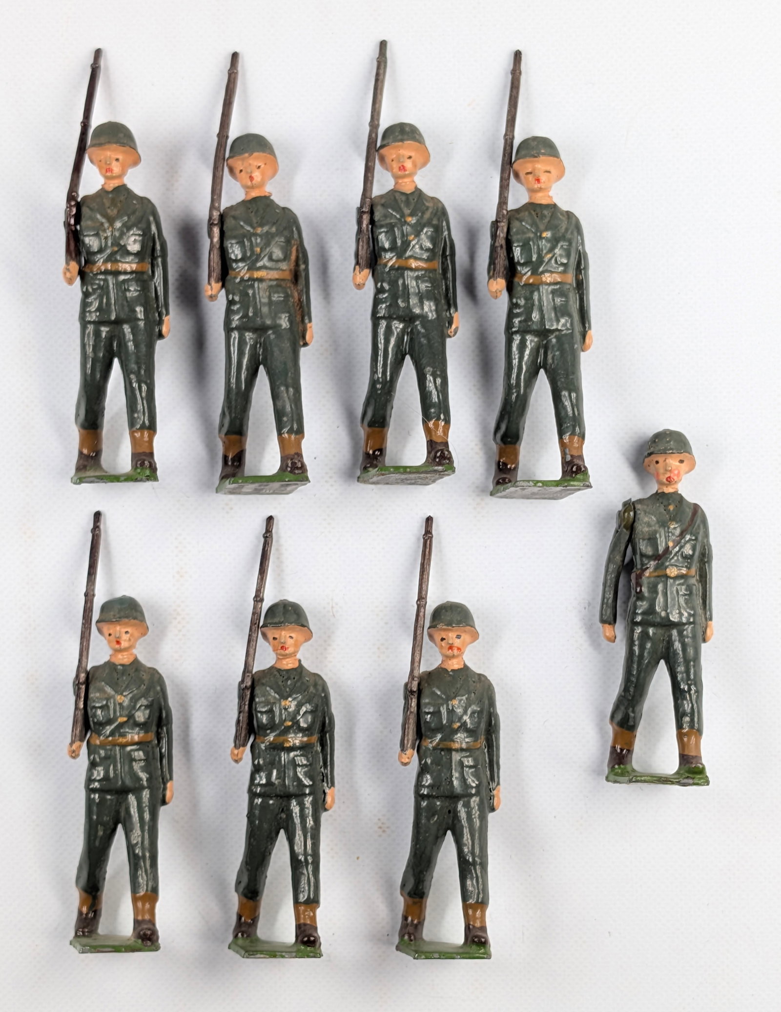 SET OF 8 VINTAGE BRITAIN SOLDIERS W/ OFFICER: ALL REMAIN IN GOOD CONDITION, SHOWING SOME TYPICAL WEAR.