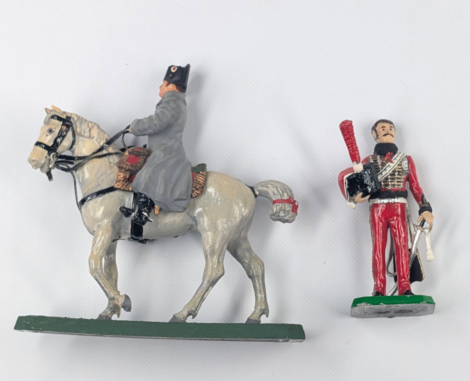 PAIR OF ROSE MINIATURE HAND PAINTED SOLDIERS: BOTH REMAIN IN GOOD CONDITION, SHOWING SOME PAINT WEAR.