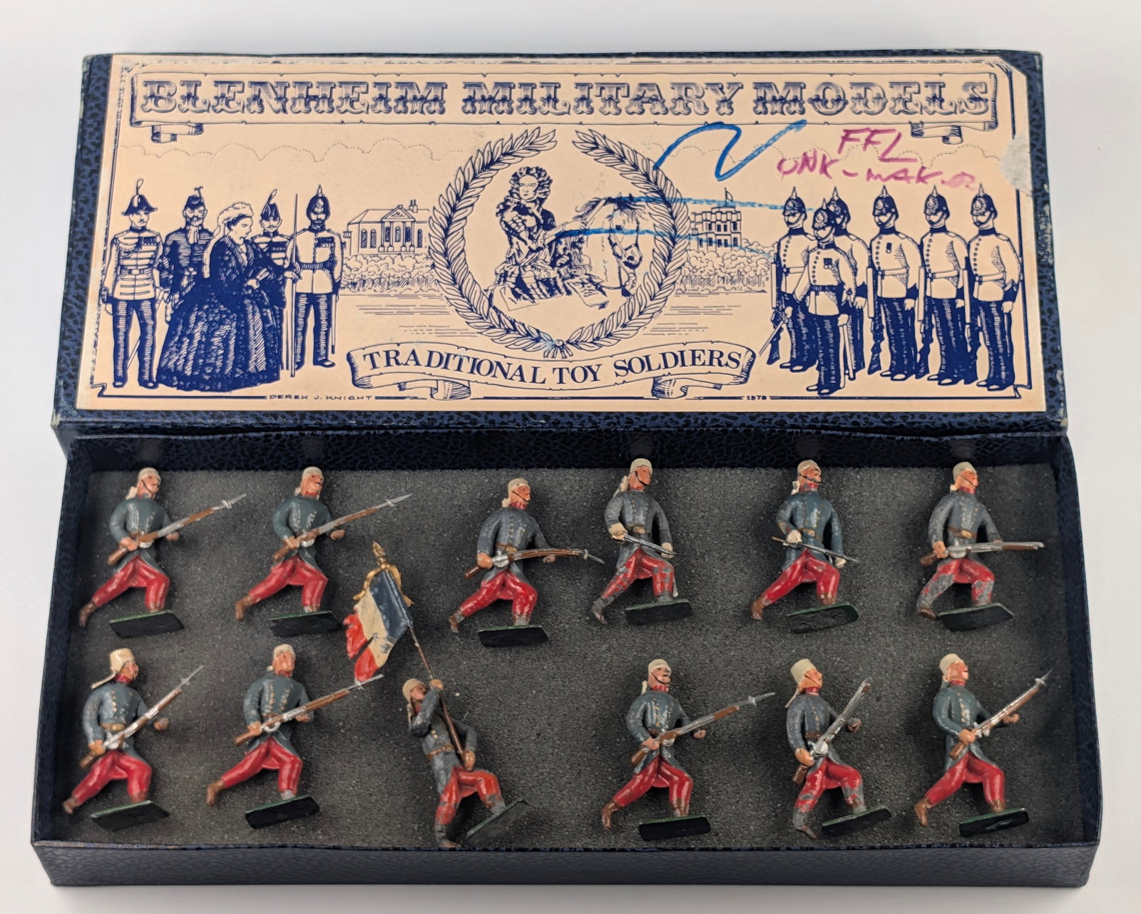 12) VINTAGE UNMARKED HAND PAINTED LEAD SOLDIERS (1 of 6)